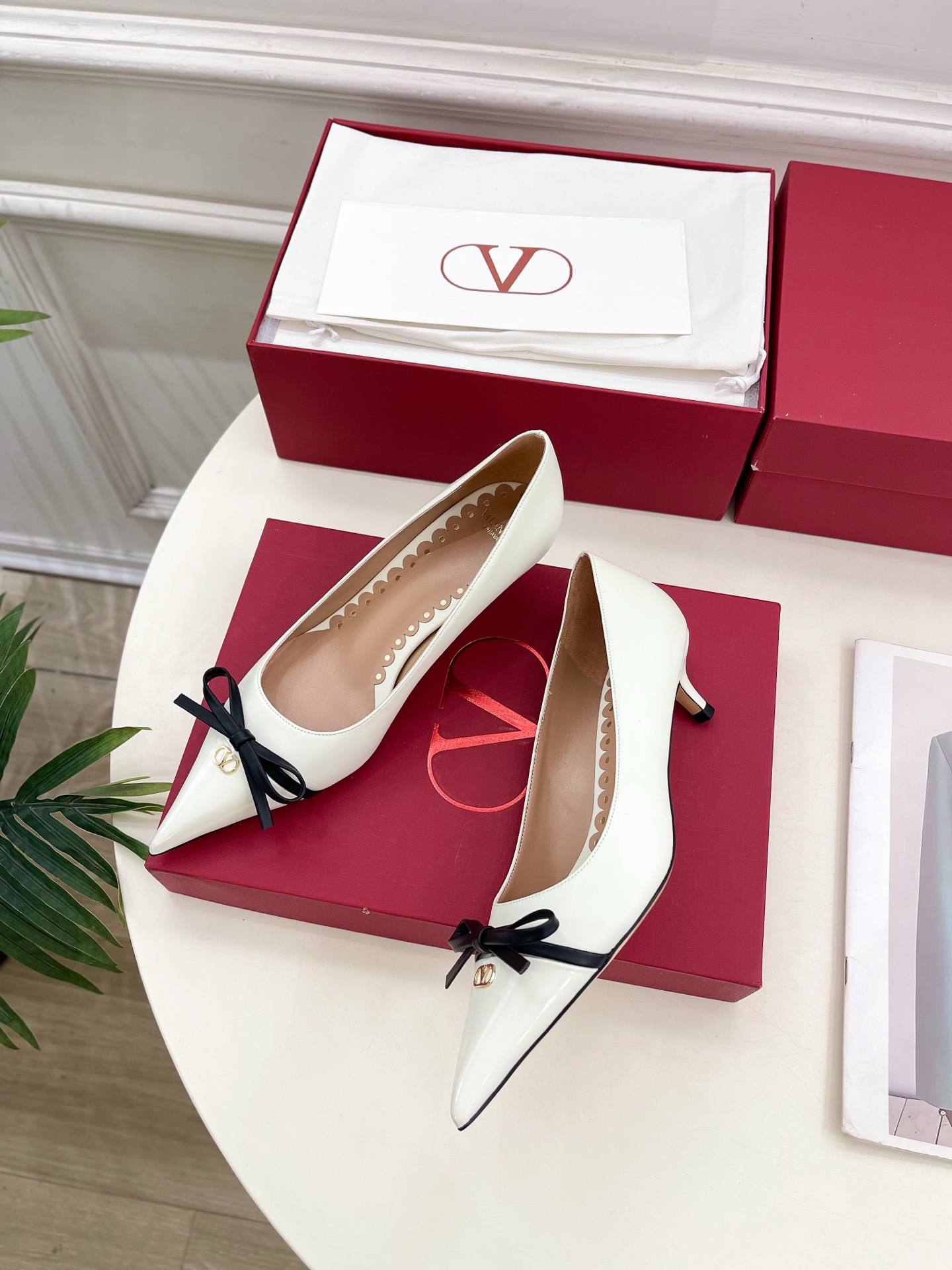 Valentino 华伦天奴 2025ss早春新品  V扣尖头蝴蝶结拼色高跟鞋上新☑️
————————