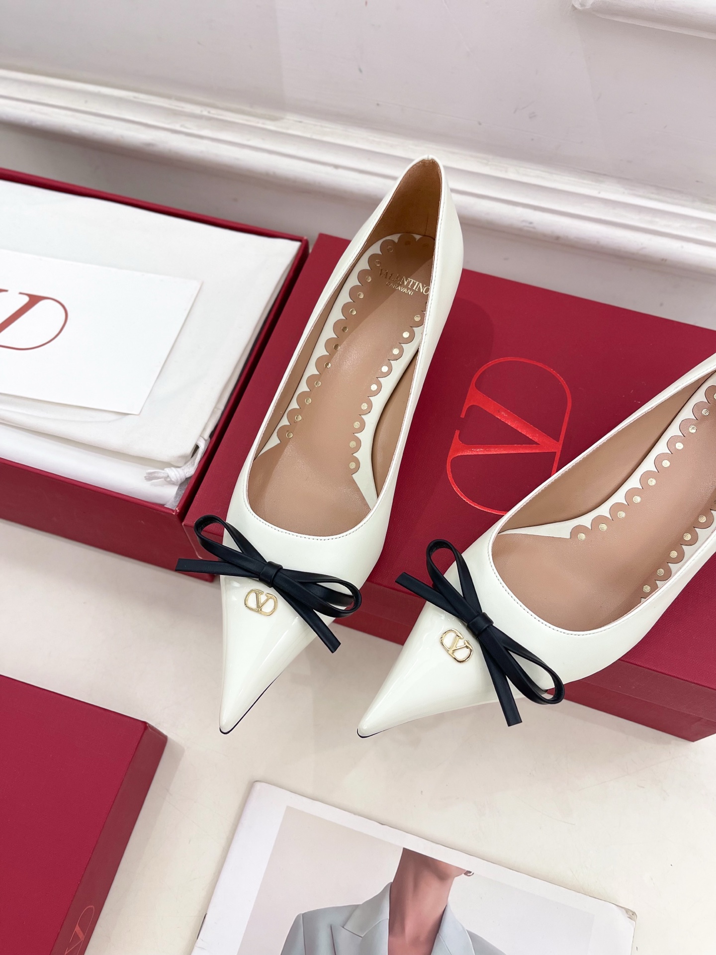Valentino 华伦天奴 2025ss早春新品  V扣尖头蝴蝶结拼色高跟鞋上新☑️
————————