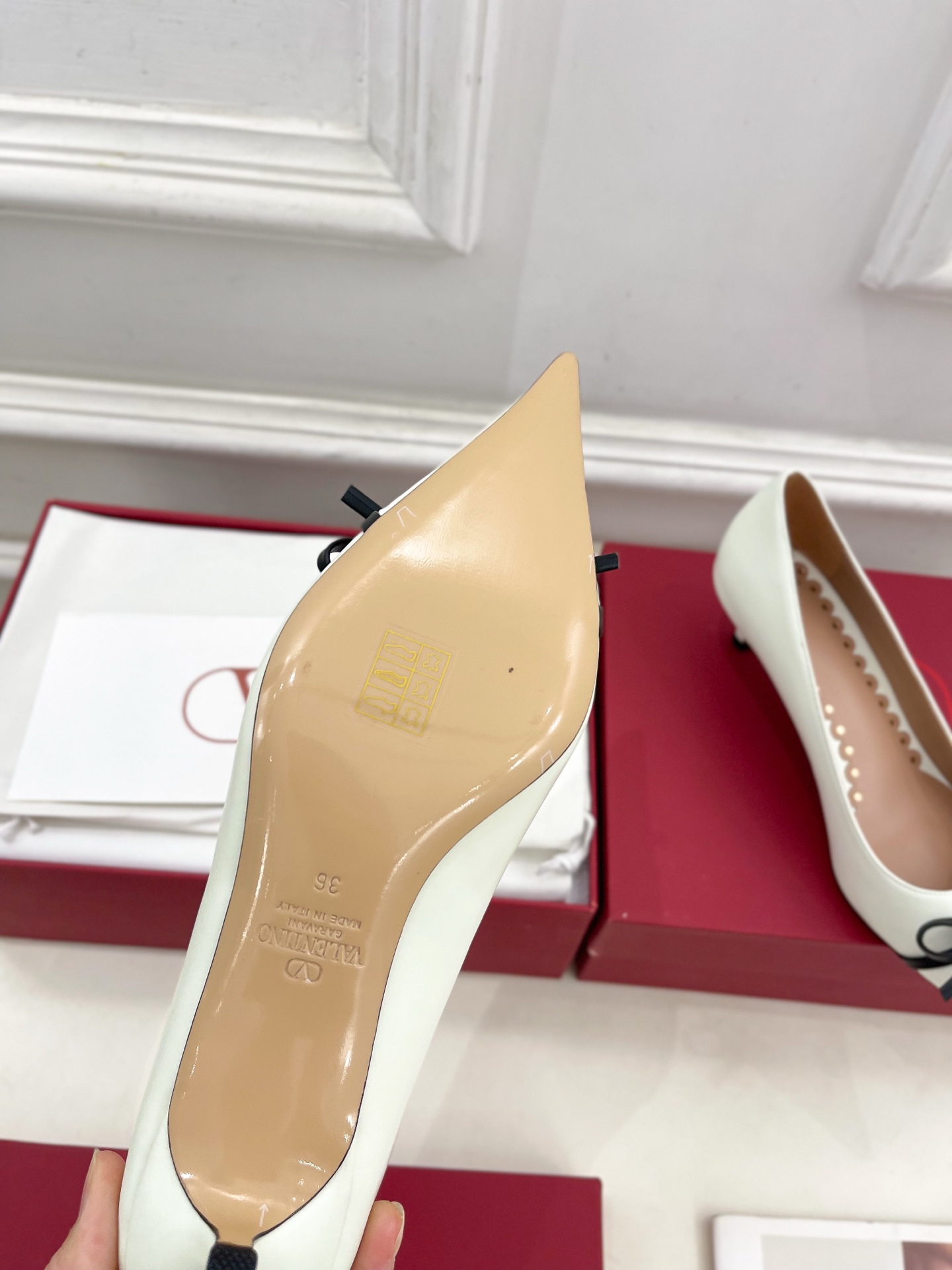 Valentino 华伦天奴 2025ss早春新品  V扣尖头蝴蝶结拼色高跟鞋上新☑️
————————