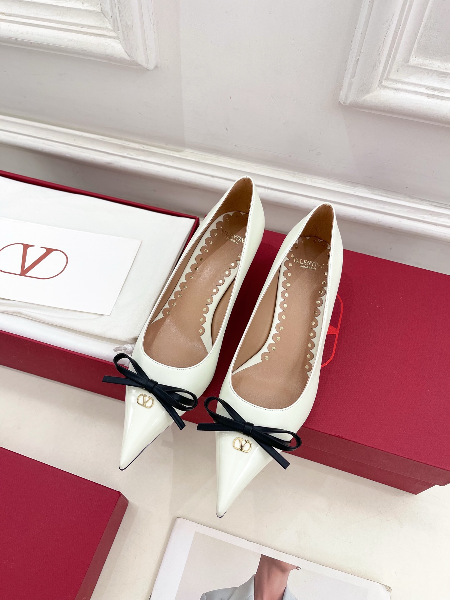 Valentino 华伦天奴 2025ss早春新品  V扣尖头蝴蝶结拼色高跟鞋上新☑️
————————