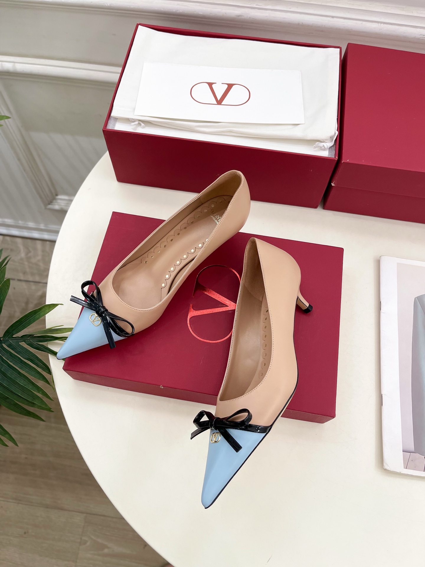 Valentino 华伦天奴 2025ss早春新品  V扣尖头蝴蝶结拼色高跟鞋上新☑️
————————