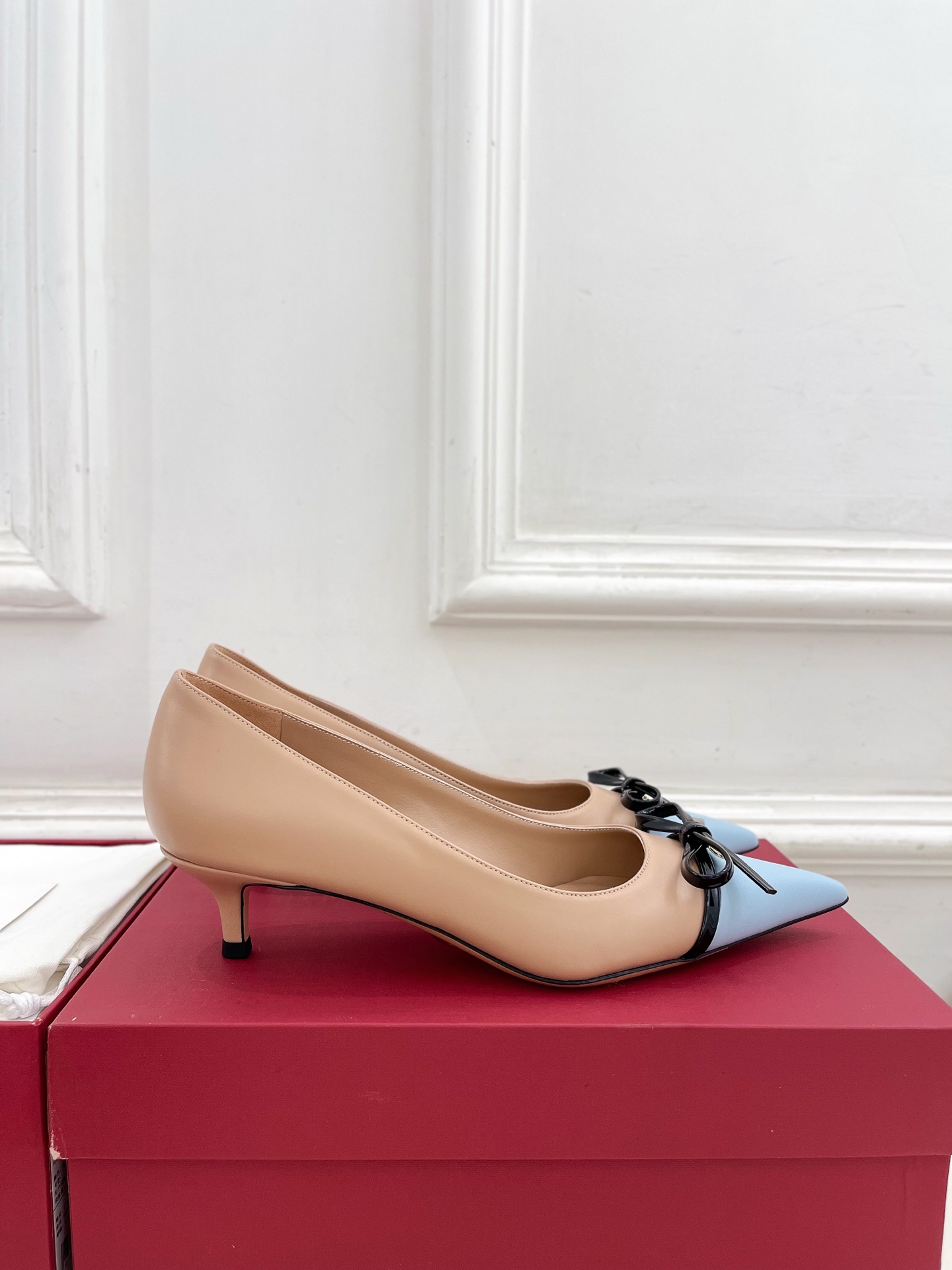 Valentino 华伦天奴 2025ss早春新品  V扣尖头蝴蝶结拼色高跟鞋上新☑️
————————