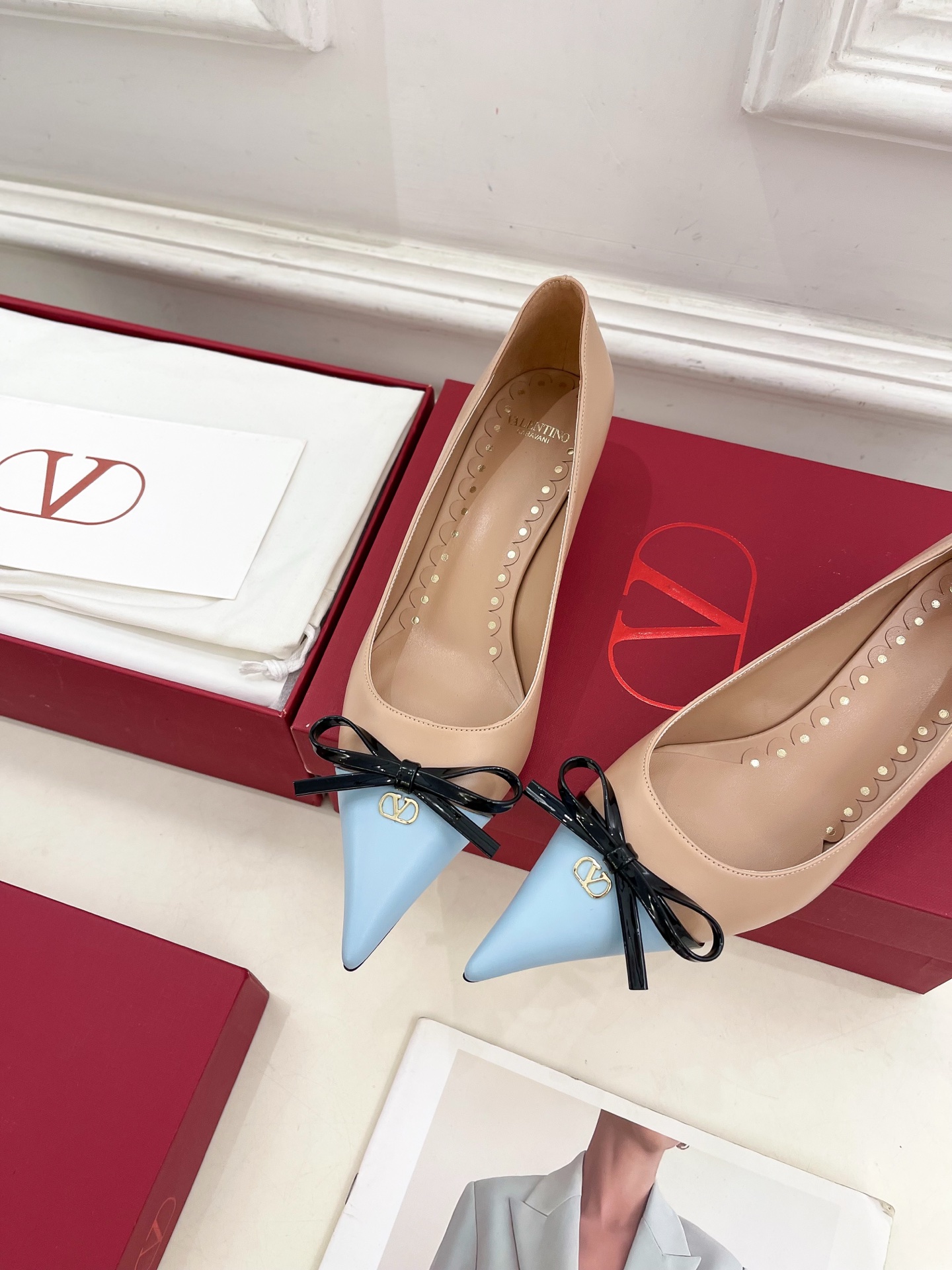 Valentino 华伦天奴 2025ss早春新品  V扣尖头蝴蝶结拼色高跟鞋上新☑️
————————
