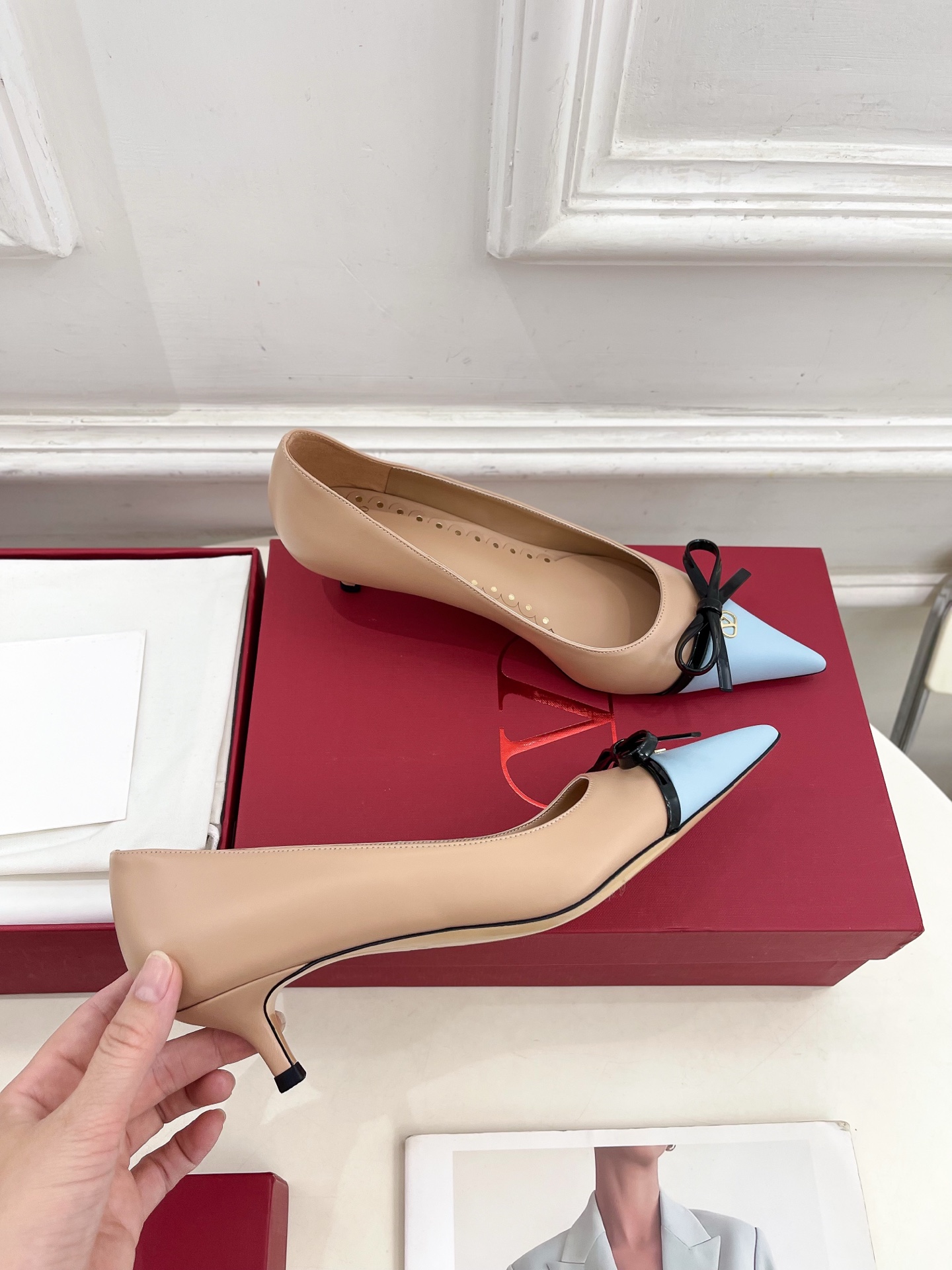 Valentino 华伦天奴 2025ss早春新品  V扣尖头蝴蝶结拼色高跟鞋上新☑️
————————