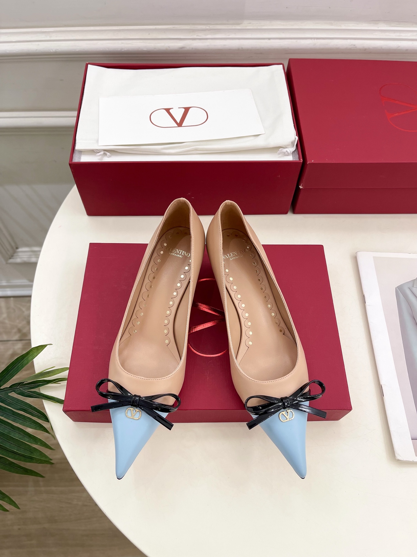 Valentino 华伦天奴 2025ss早春新品  V扣尖头蝴蝶结拼色高跟鞋上新☑️
————————