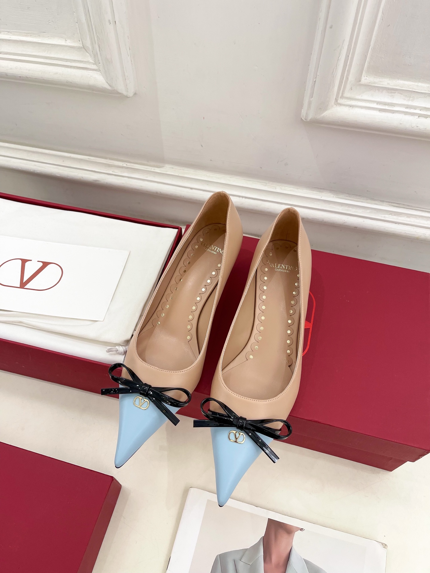 Valentino 华伦天奴 2025ss早春新品  V扣尖头蝴蝶结拼色高跟鞋上新☑️
————————
