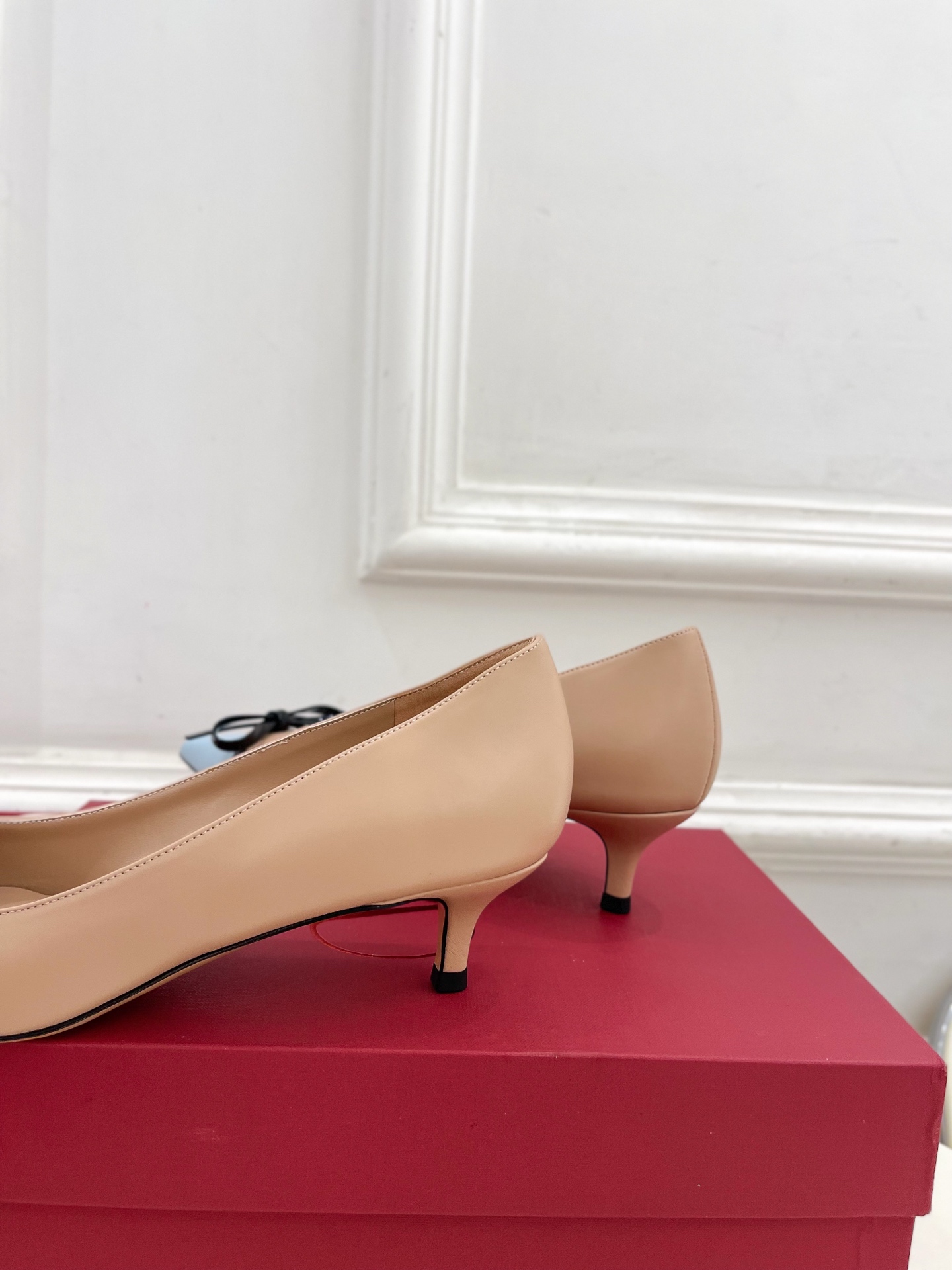 Valentino 华伦天奴 2025ss早春新品  V扣尖头蝴蝶结拼色高跟鞋上新☑️
————————