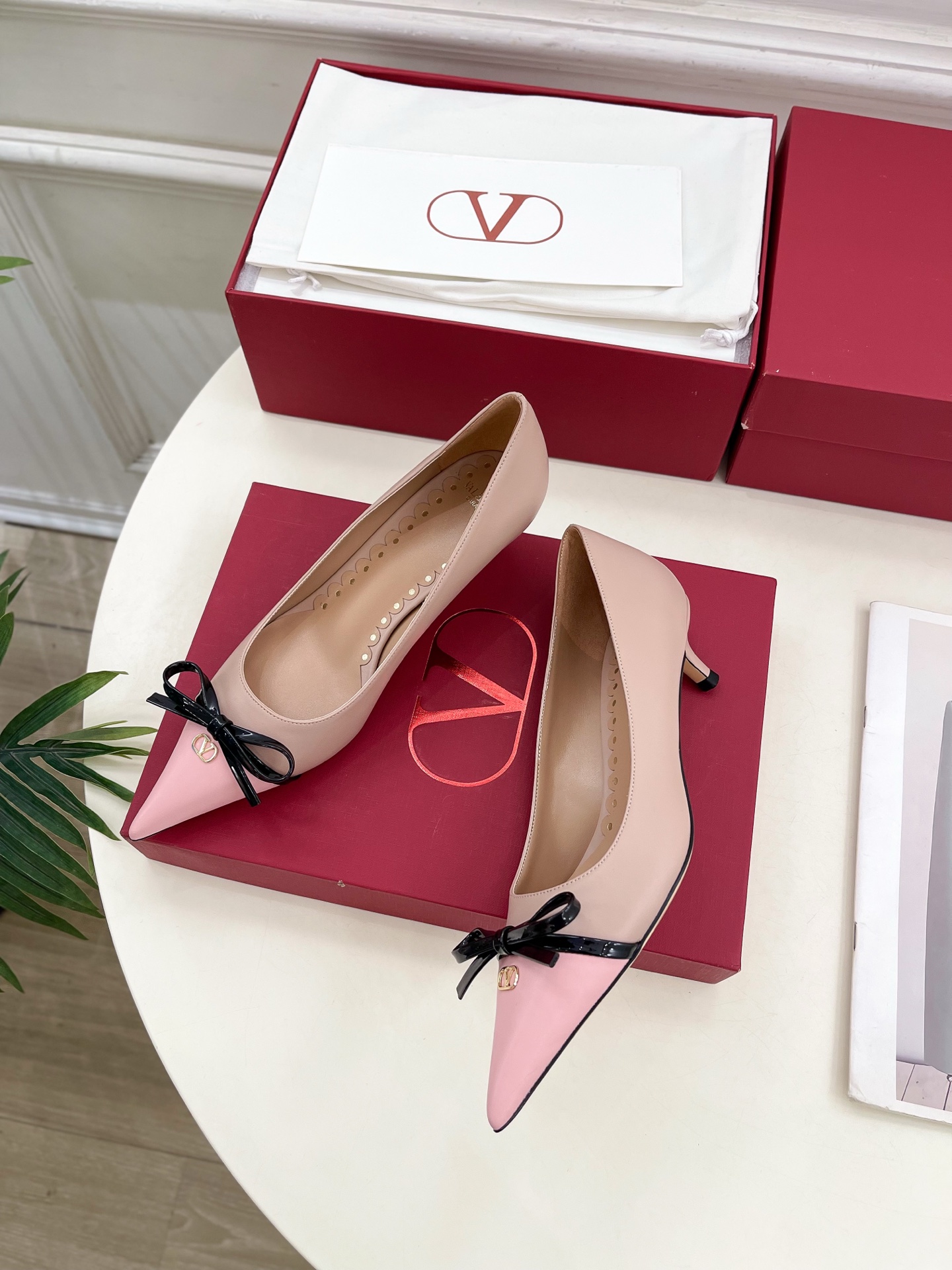 Valentino 华伦天奴 2025ss早春新品  V扣尖头蝴蝶结拼色高跟鞋上新☑️
————————