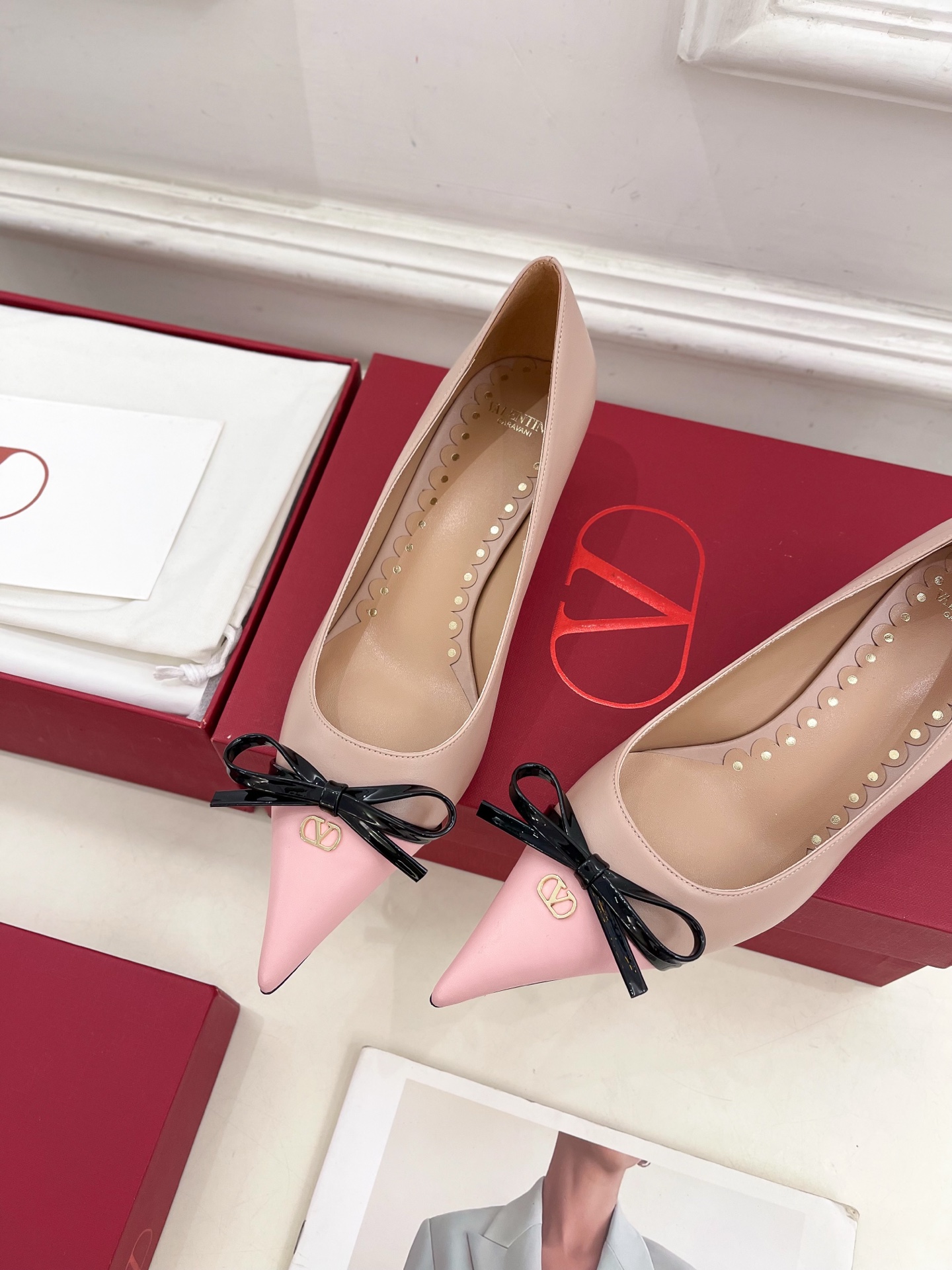 Valentino 华伦天奴 2025ss早春新品  V扣尖头蝴蝶结拼色高跟鞋上新☑️
————————