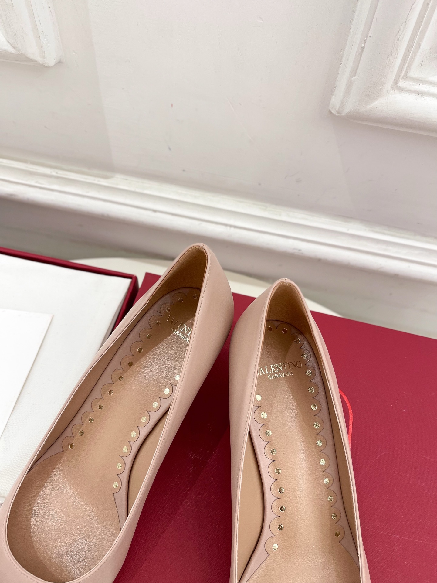 Valentino 华伦天奴 2025ss早春新品  V扣尖头蝴蝶结拼色高跟鞋上新☑️
————————