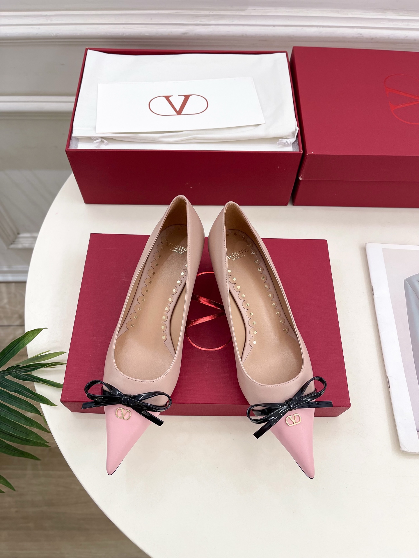 Valentino 华伦天奴 2025ss早春新品  V扣尖头蝴蝶结拼色高跟鞋上新☑️
————————