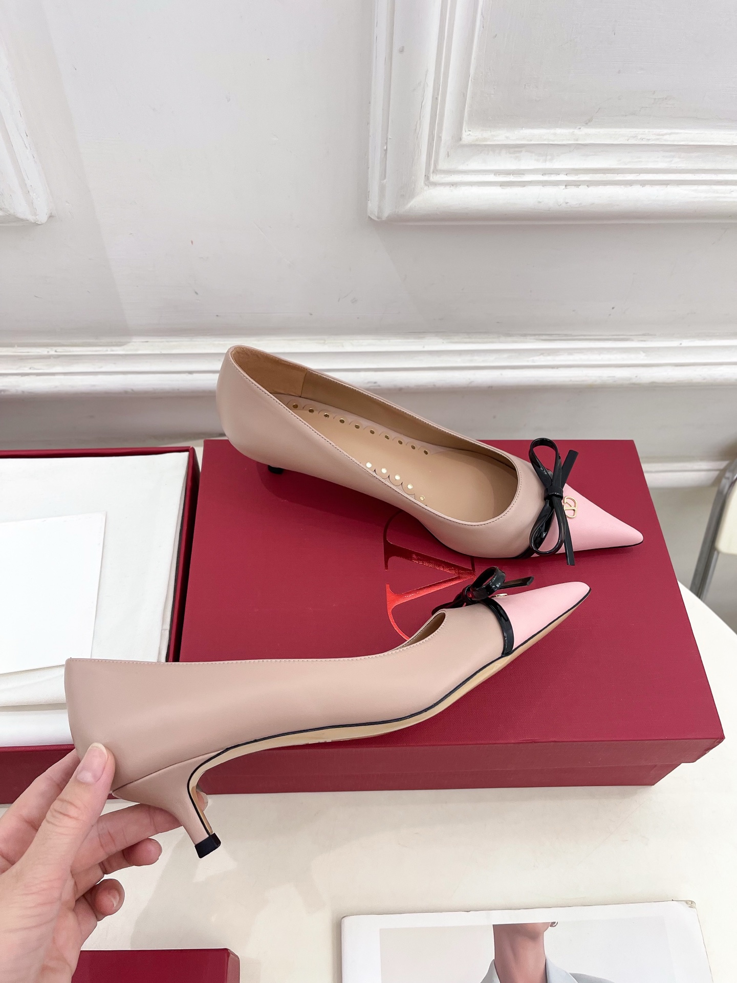 Valentino 华伦天奴 2025ss早春新品  V扣尖头蝴蝶结拼色高跟鞋上新☑️
————————