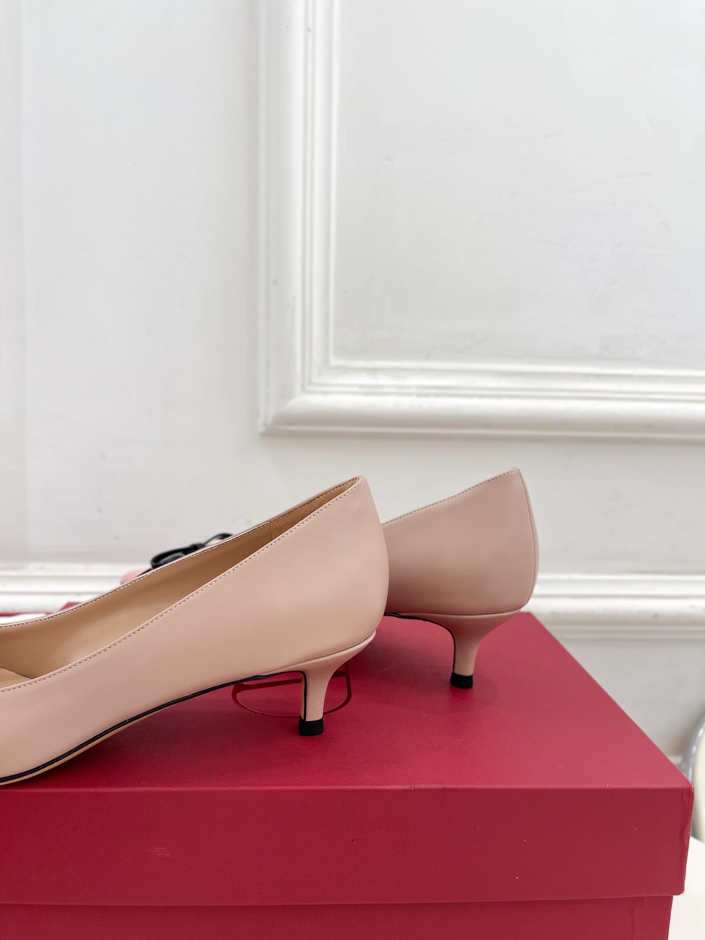 Valentino 华伦天奴 2025ss早春新品  V扣尖头蝴蝶结拼色高跟鞋上新☑️
————————