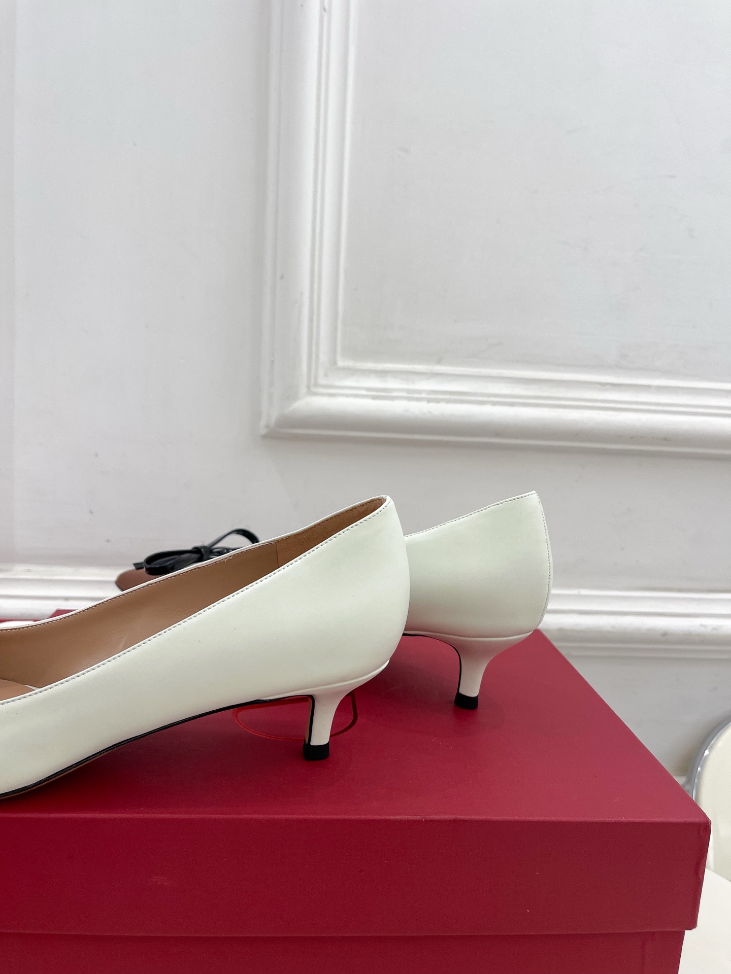 Valentino 华伦天奴 2025ss早春新品  V扣尖头蝴蝶结拼色高跟鞋上新☑️
————————