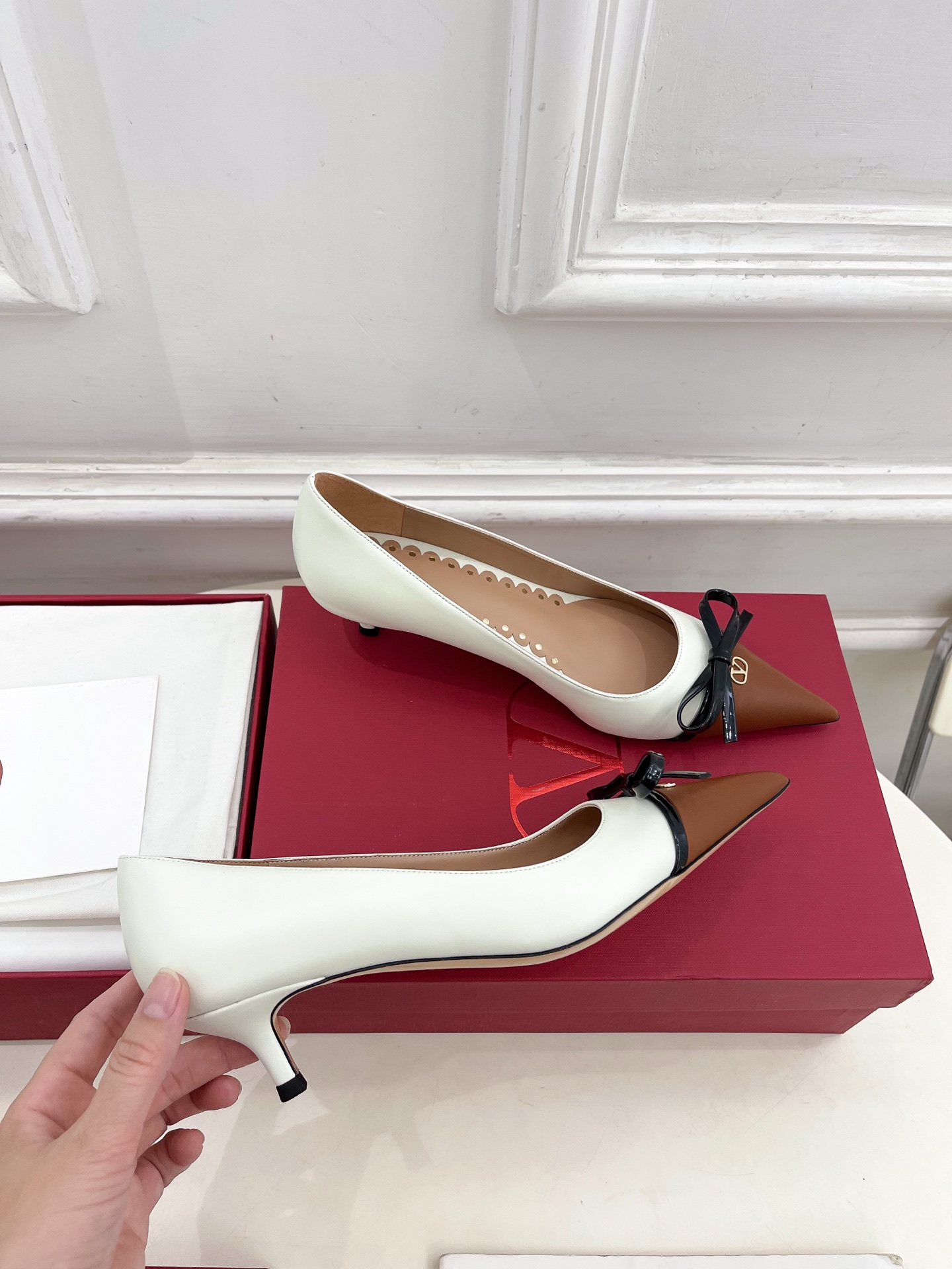 Valentino 华伦天奴 2025ss早春新品  V扣尖头蝴蝶结拼色高跟鞋上新☑️
————————