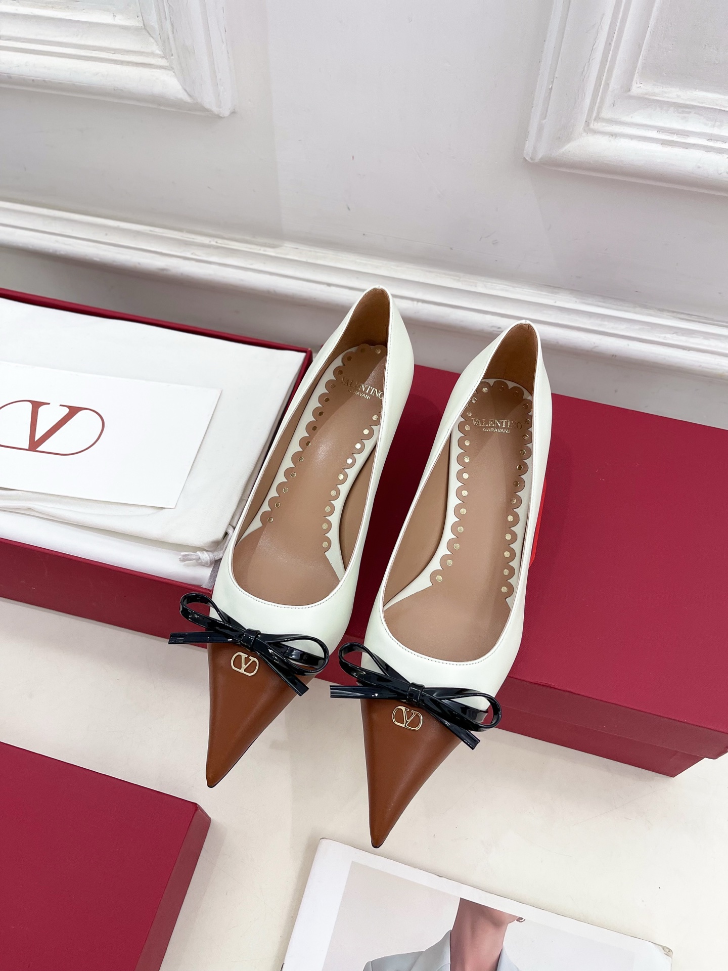 Valentino 华伦天奴 2025ss早春新品  V扣尖头蝴蝶结拼色高跟鞋上新☑️
————————