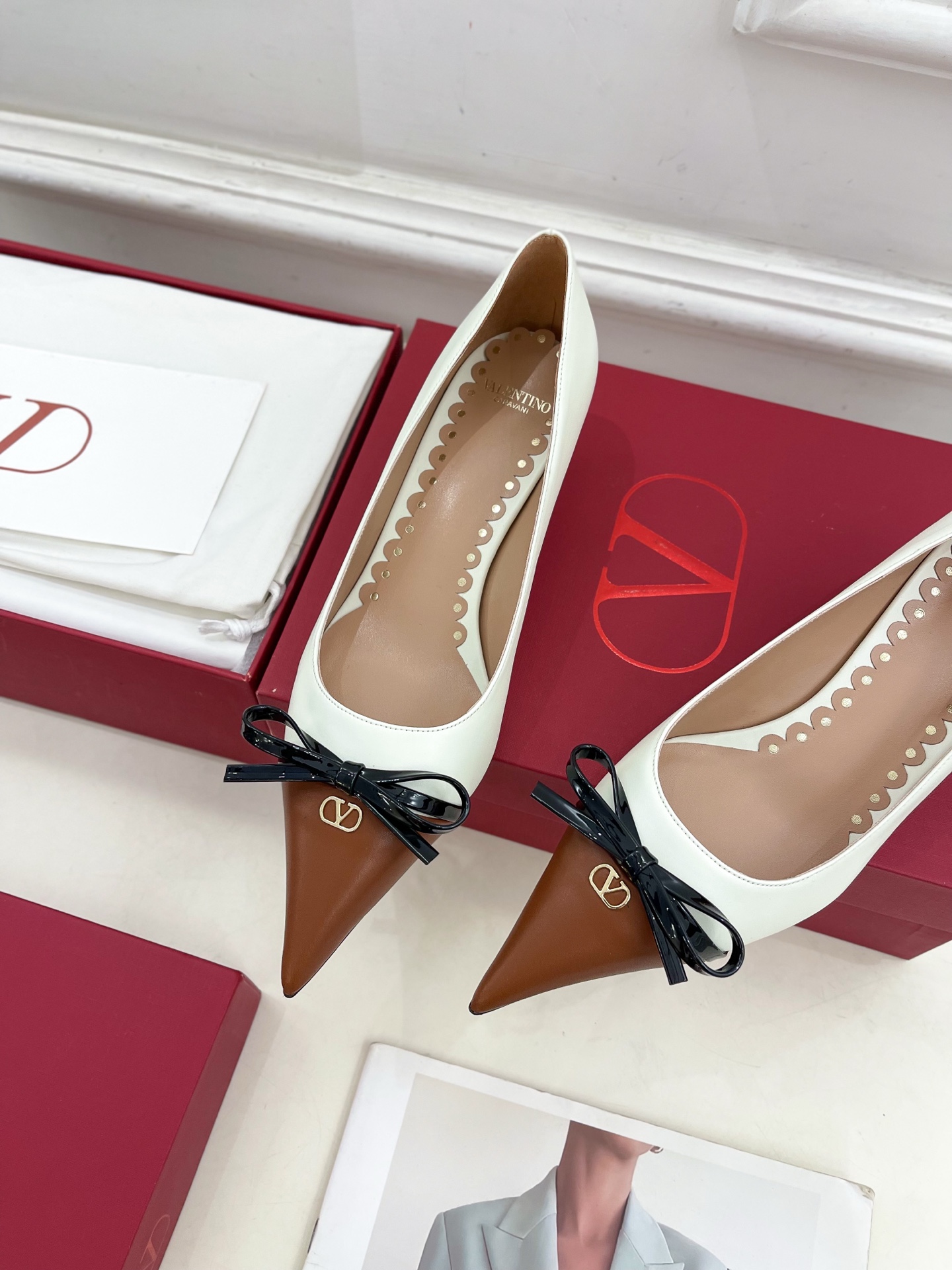 Valentino 华伦天奴 2025ss早春新品  V扣尖头蝴蝶结拼色高跟鞋上新☑️
————————