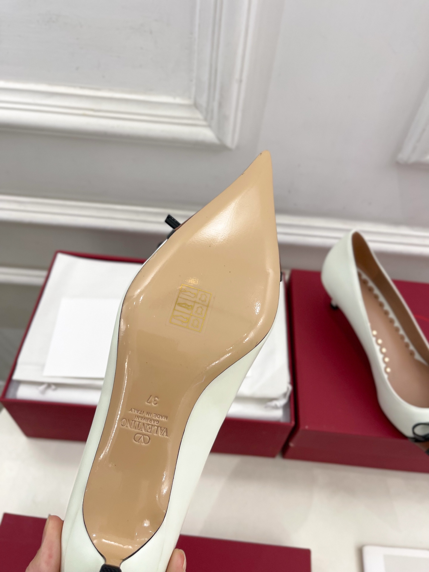 Valentino 华伦天奴 2025ss早春新品  V扣尖头蝴蝶结拼色高跟鞋上新☑️
————————