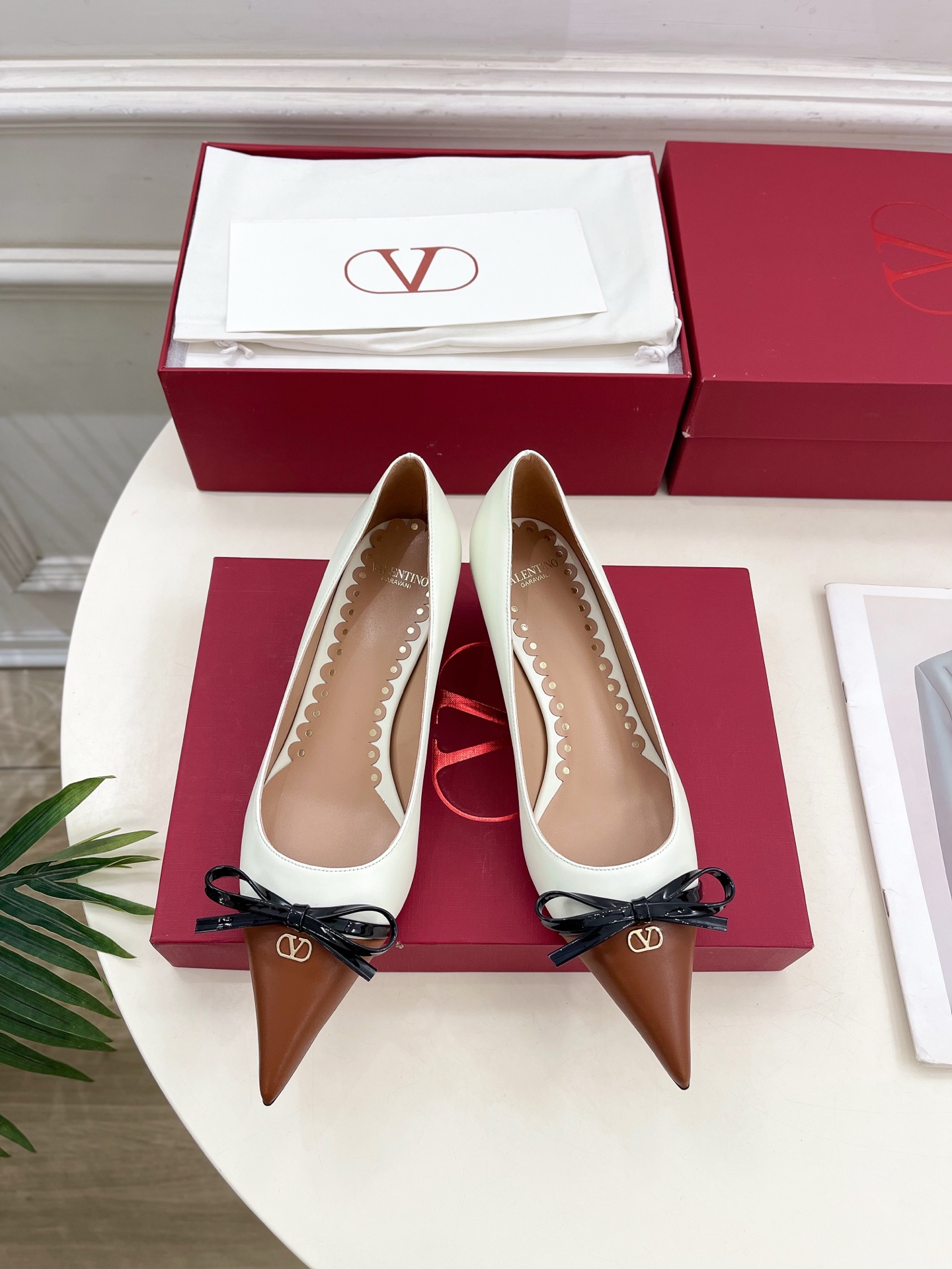 Valentino 华伦天奴 2025ss早春新品  V扣尖头蝴蝶结拼色高跟鞋上新☑️
————————
