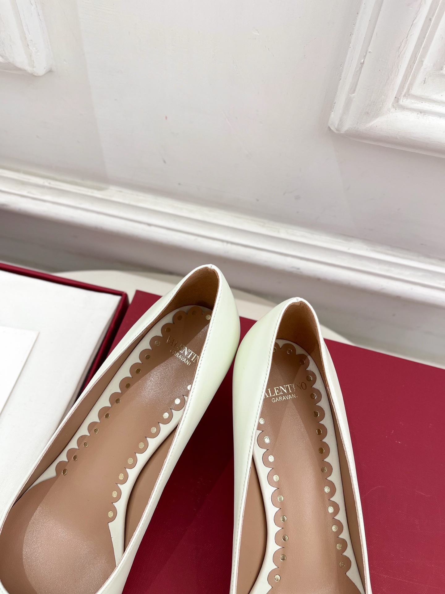 Valentino 华伦天奴 2025ss早春新品  V扣尖头蝴蝶结拼色高跟鞋上新☑️
————————