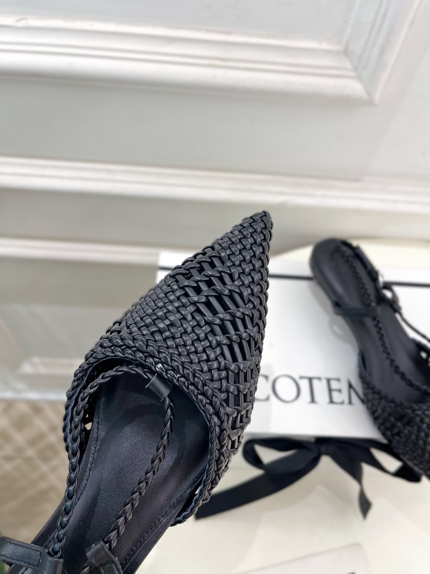Cotemp 春夏新品 Tarelka Knit尖头手工编织小猫跟凉鞋
—————————
作为这两年最