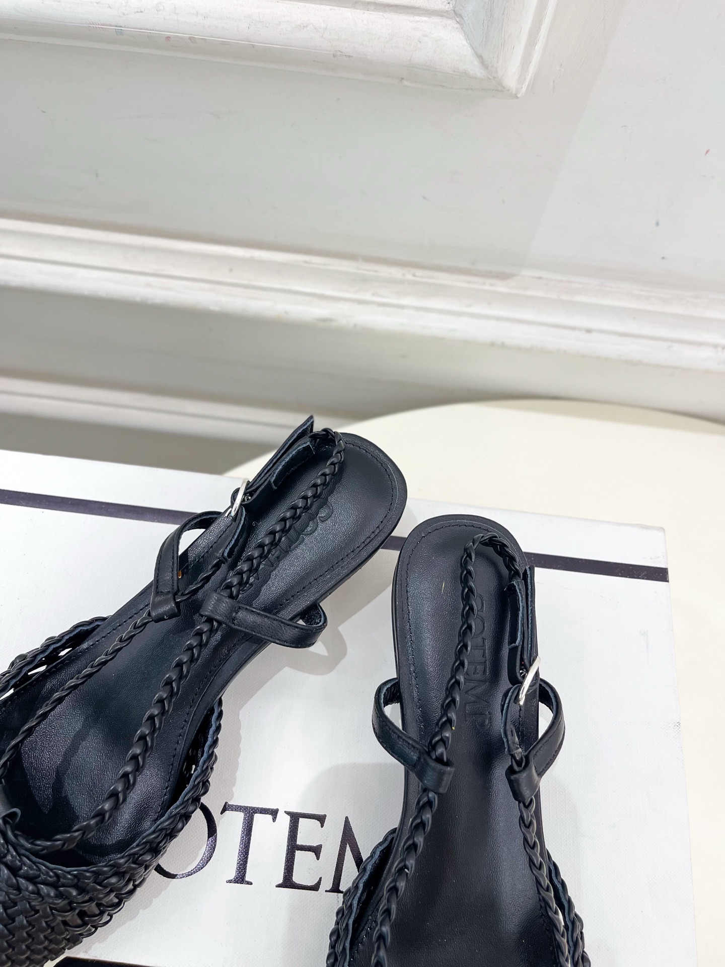 Cotemp 春夏新品 Tarelka Knit尖头手工编织小猫跟凉鞋
—————————
作为这两年最