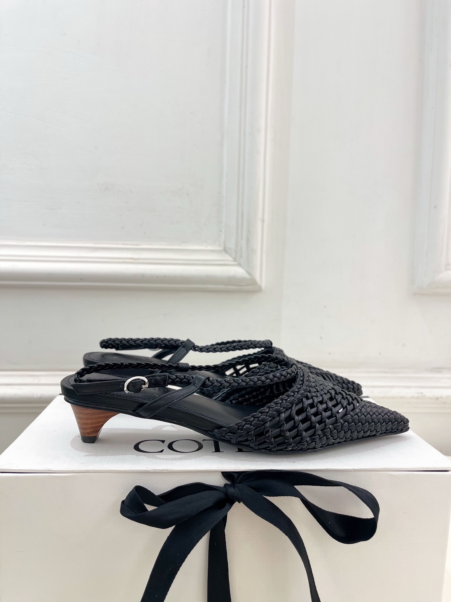 Cotemp 春夏新品 Tarelka Knit尖头手工编织小猫跟凉鞋
—————————
作为这两年最