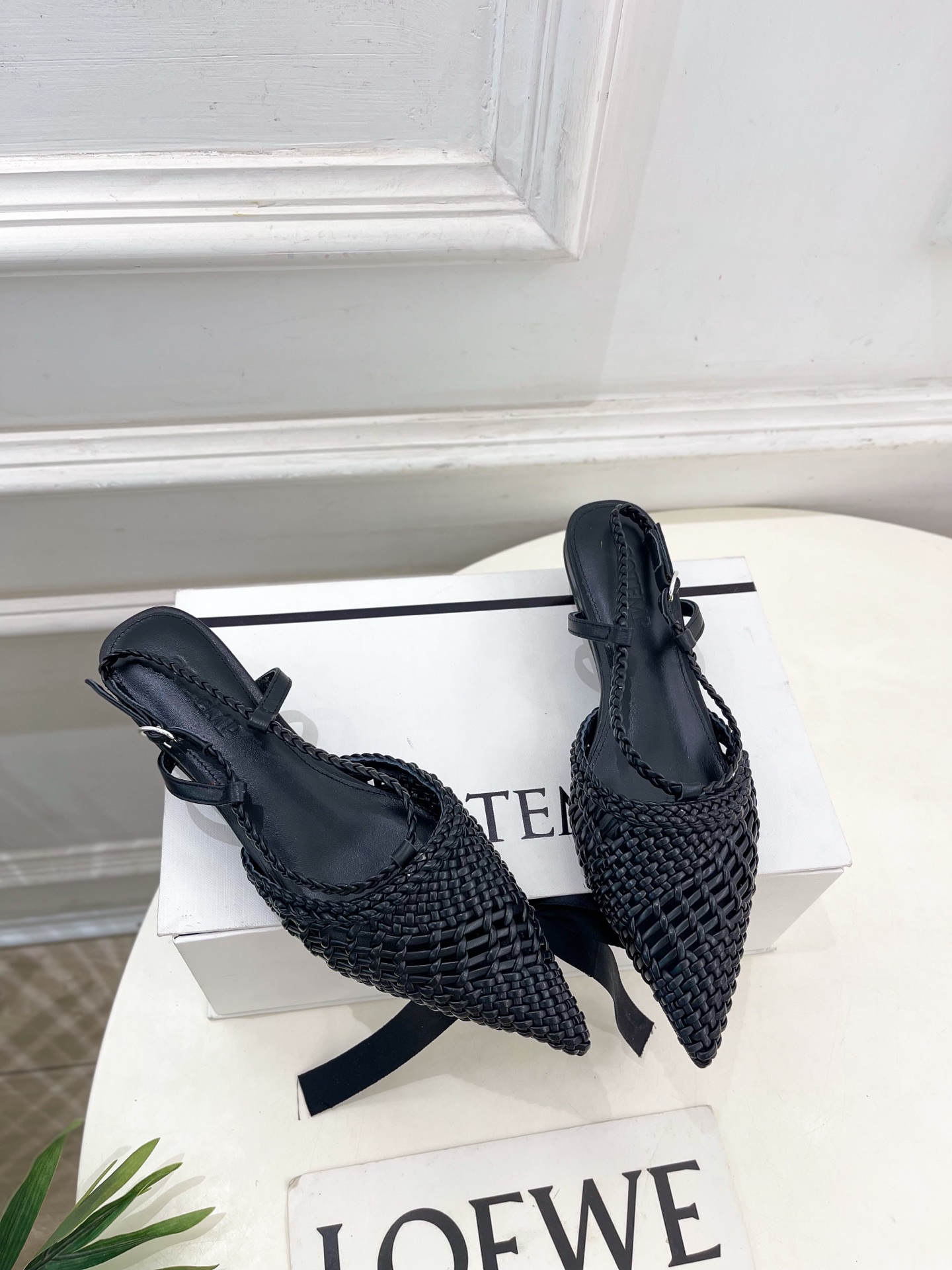 Cotemp 春夏新品 Tarelka Knit尖头手工编织小猫跟凉鞋
—————————
作为这两年最