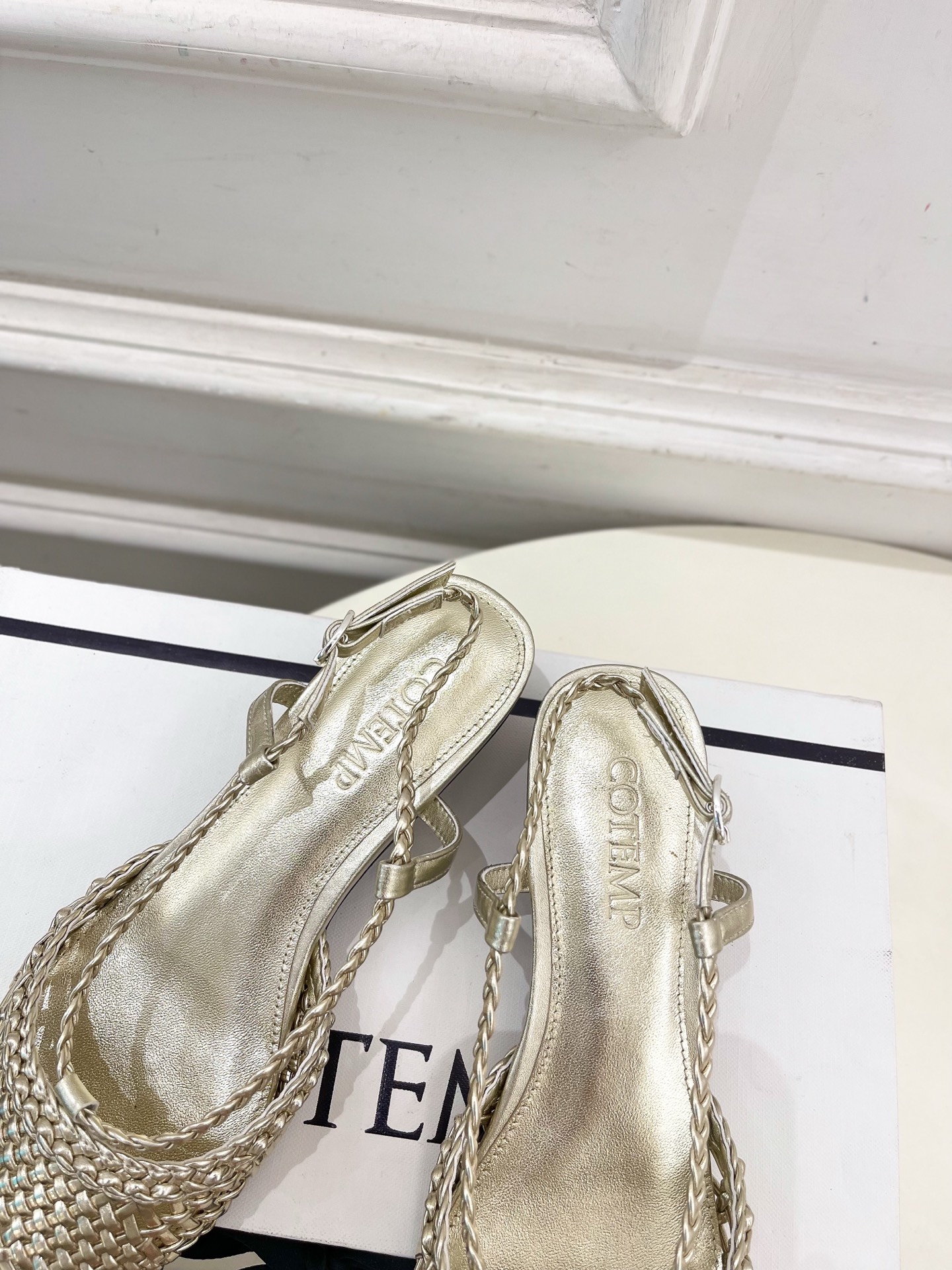 Cotemp 春夏新品 Tarelka Knit尖头手工编织小猫跟凉鞋
—————————
作为这两年最
