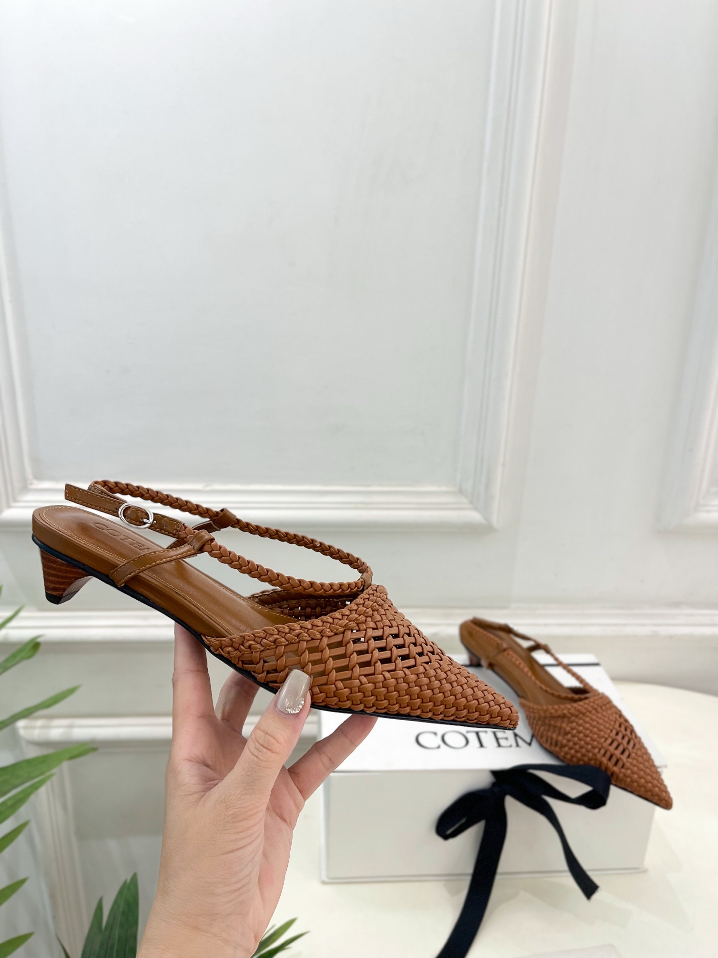 Cotemp 春夏新品 Tarelka Knit尖头手工编织小猫跟凉鞋
—————————
作为这两年最
