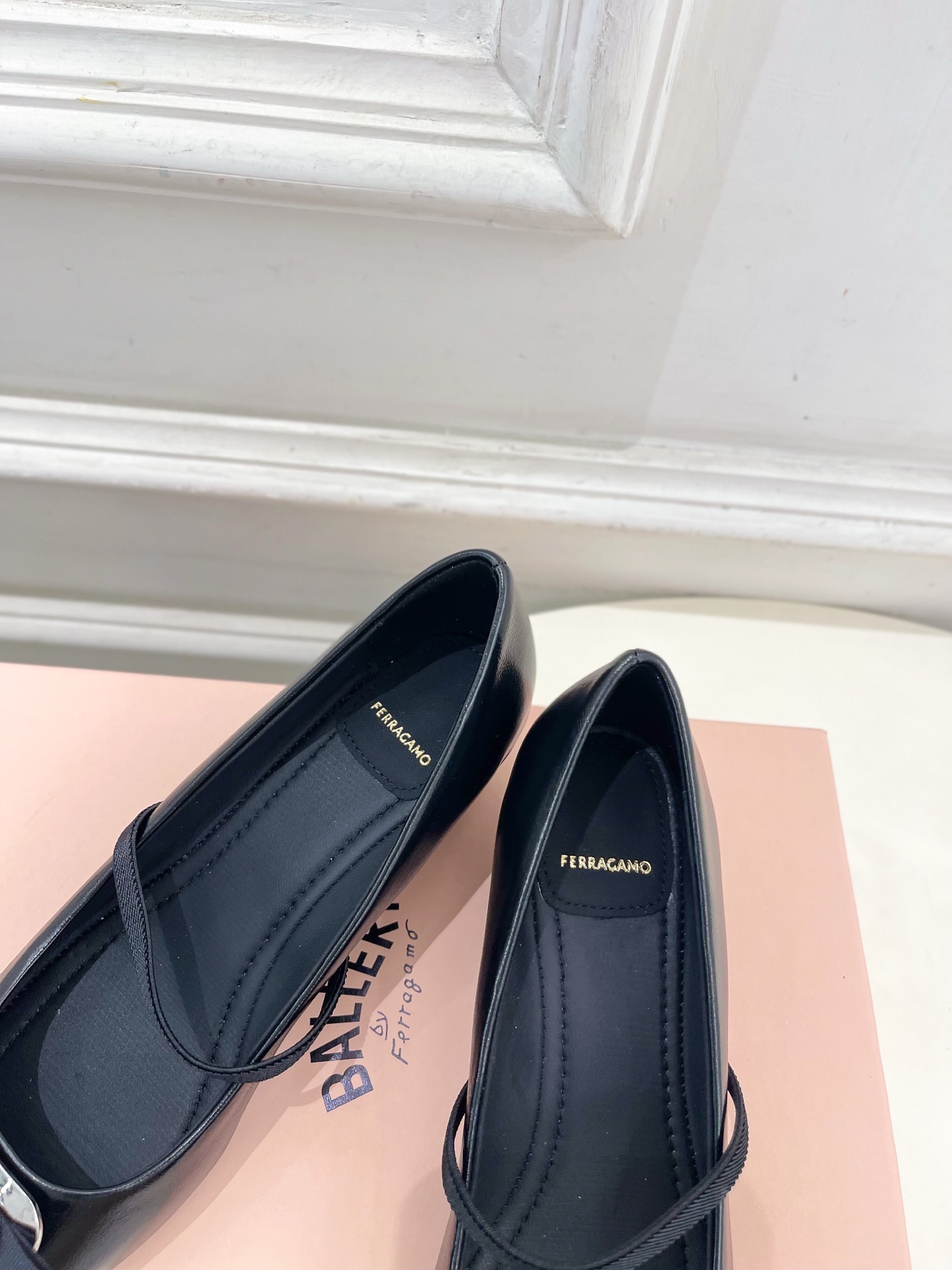 Ferragamo｜菲拉格慕25𝐬𝐬

2025春夏新品  经典方头蝴蝶结粗跟芭蕾舞鞋 火爆上新！  
