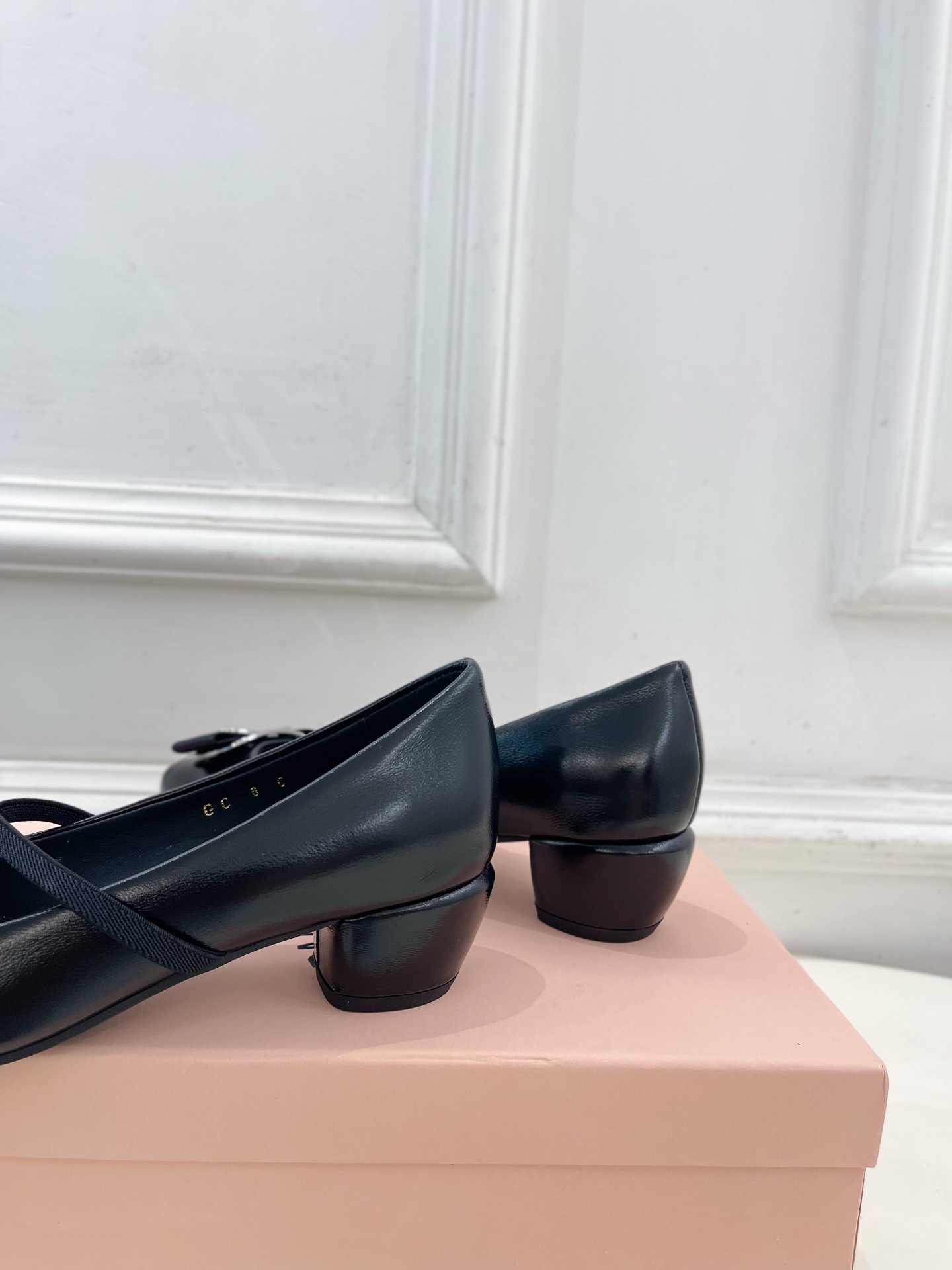 Ferragamo｜菲拉格慕25𝐬𝐬

2025春夏新品  经典方头蝴蝶结粗跟芭蕾舞鞋 火爆上新！  
