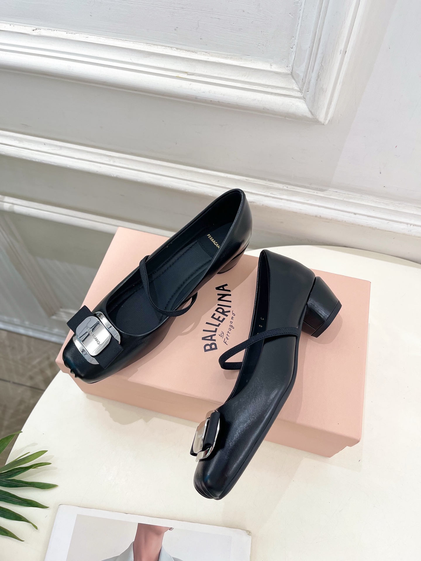 Ferragamo｜菲拉格慕25𝐬𝐬

2025春夏新品  经典方头蝴蝶结粗跟芭蕾舞鞋 火爆上新！  
