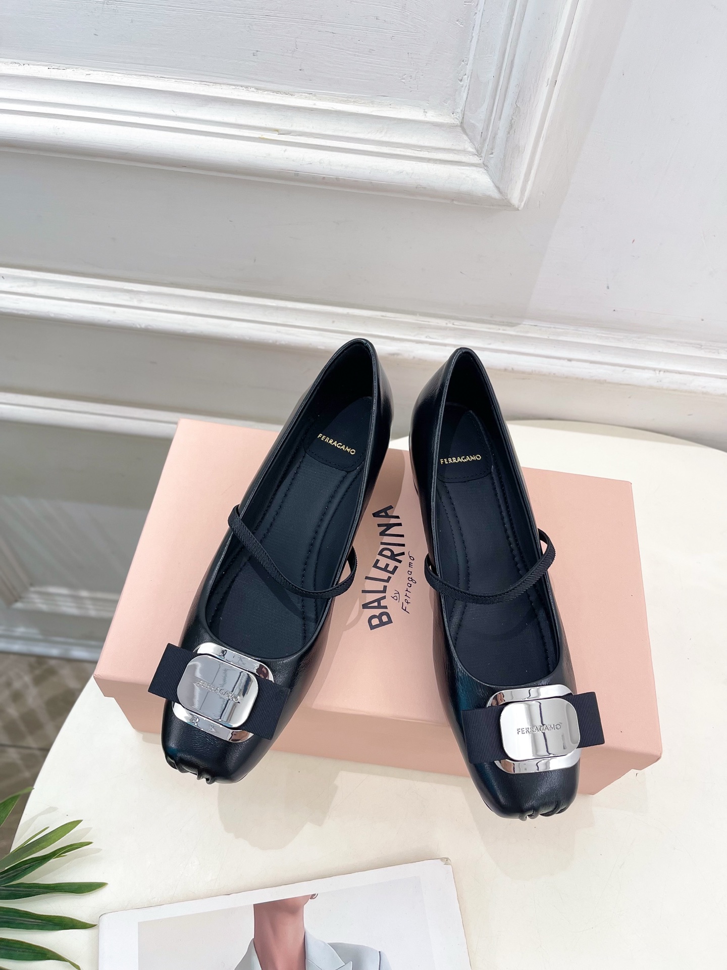 Ferragamo｜菲拉格慕25𝐬𝐬

2025春夏新品  经典方头蝴蝶结粗跟芭蕾舞鞋 火爆上新！  
