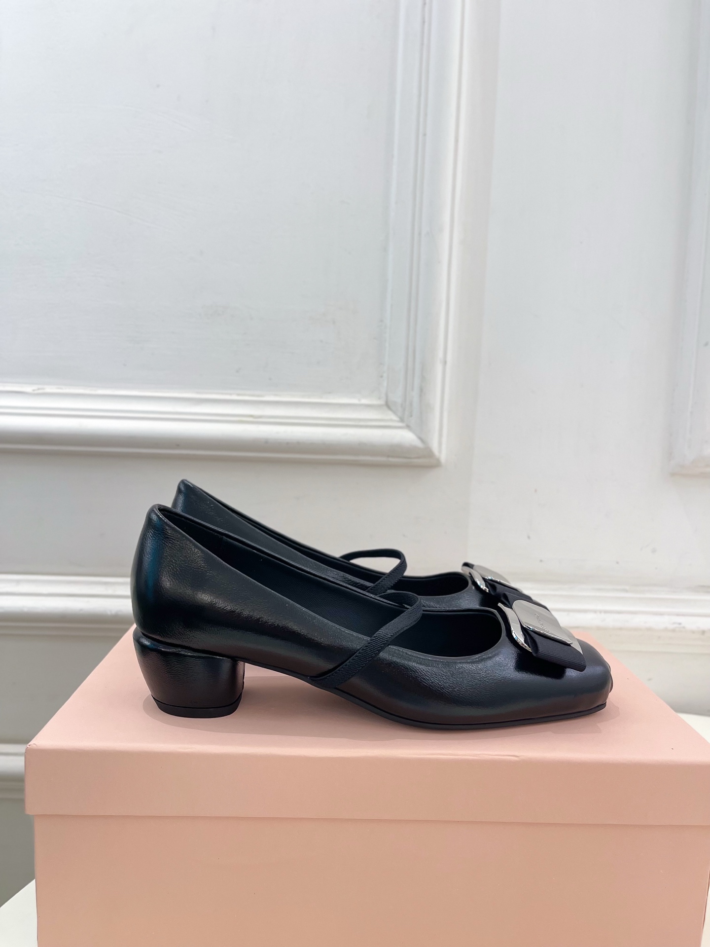 Ferragamo｜菲拉格慕25𝐬𝐬

2025春夏新品  经典方头蝴蝶结粗跟芭蕾舞鞋 火爆上新！  
