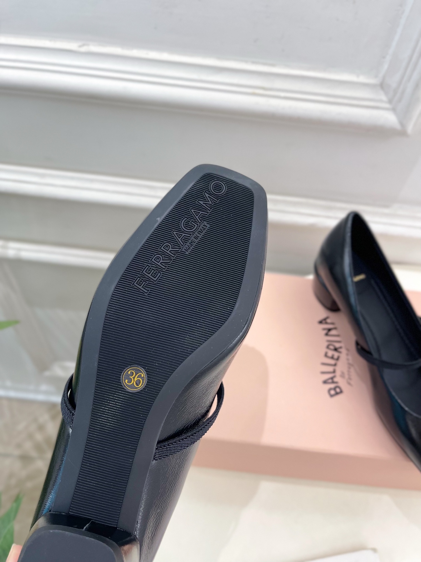 Ferragamo｜菲拉格慕25𝐬𝐬

2025春夏新品  经典方头蝴蝶结粗跟芭蕾舞鞋 火爆上新！  
