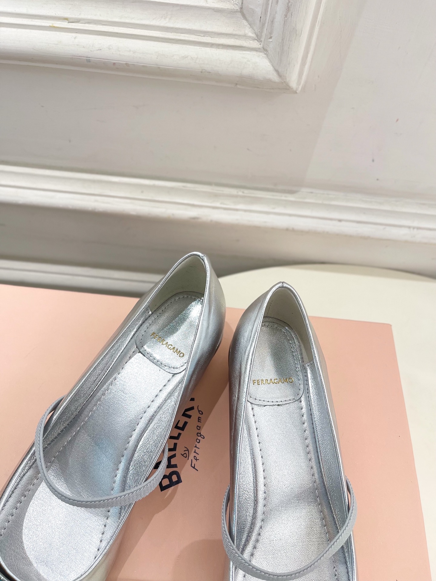 Ferragamo｜菲拉格慕25𝐬𝐬

2025春夏新品  经典方头蝴蝶结粗跟芭蕾舞鞋 火爆上新！  
