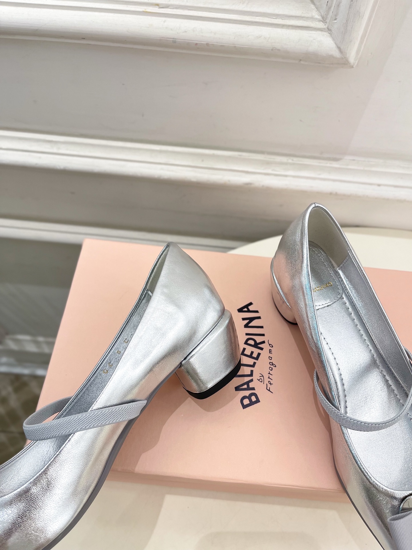 Ferragamo｜菲拉格慕25𝐬𝐬

2025春夏新品  经典方头蝴蝶结粗跟芭蕾舞鞋 火爆上新！  
