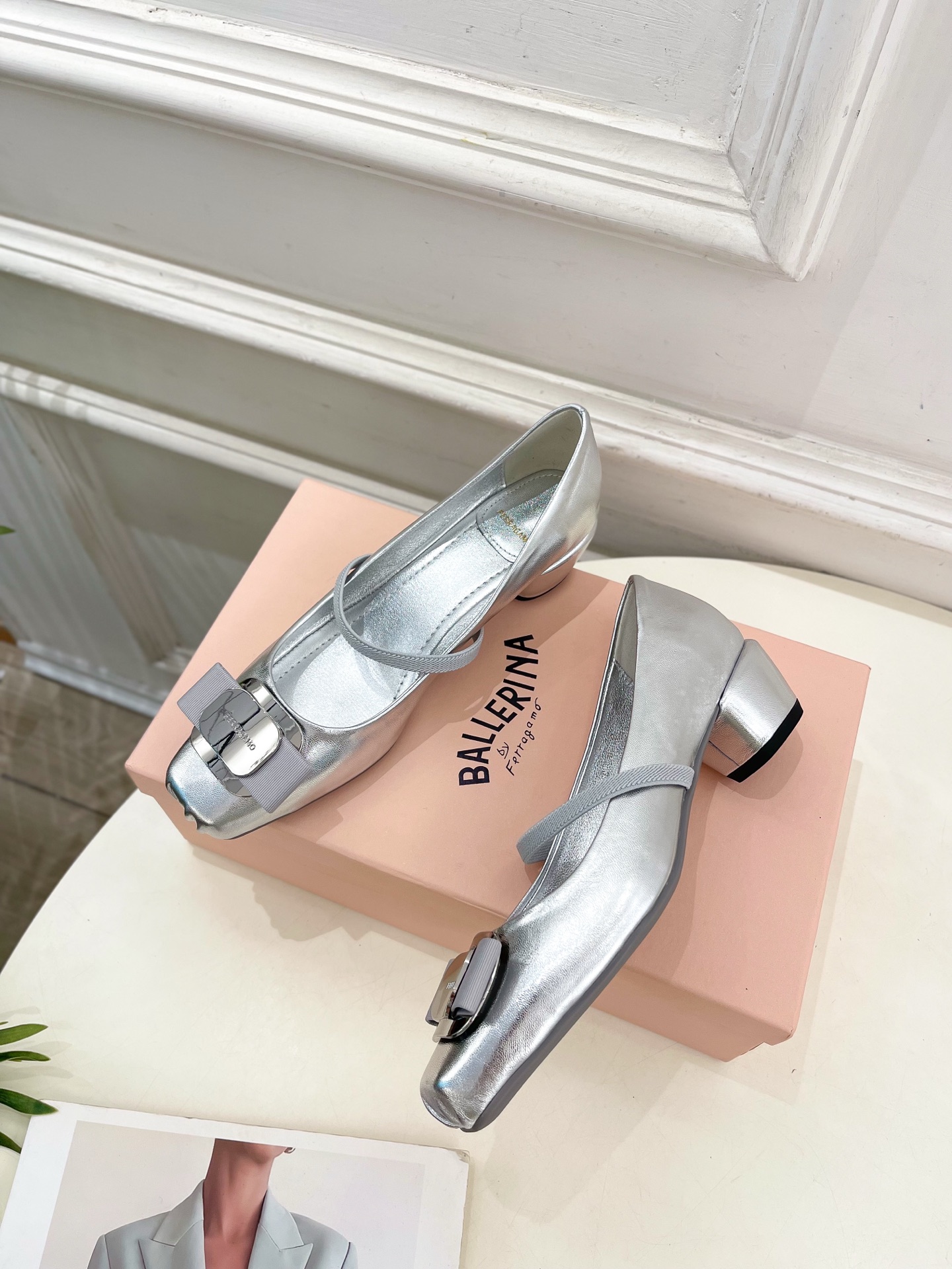 Ferragamo｜菲拉格慕25𝐬𝐬

2025春夏新品  经典方头蝴蝶结粗跟芭蕾舞鞋 火爆上新！  
