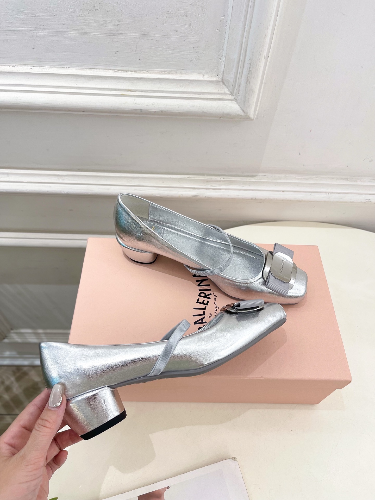 Ferragamo｜菲拉格慕25𝐬𝐬

2025春夏新品  经典方头蝴蝶结粗跟芭蕾舞鞋 火爆上新！  
