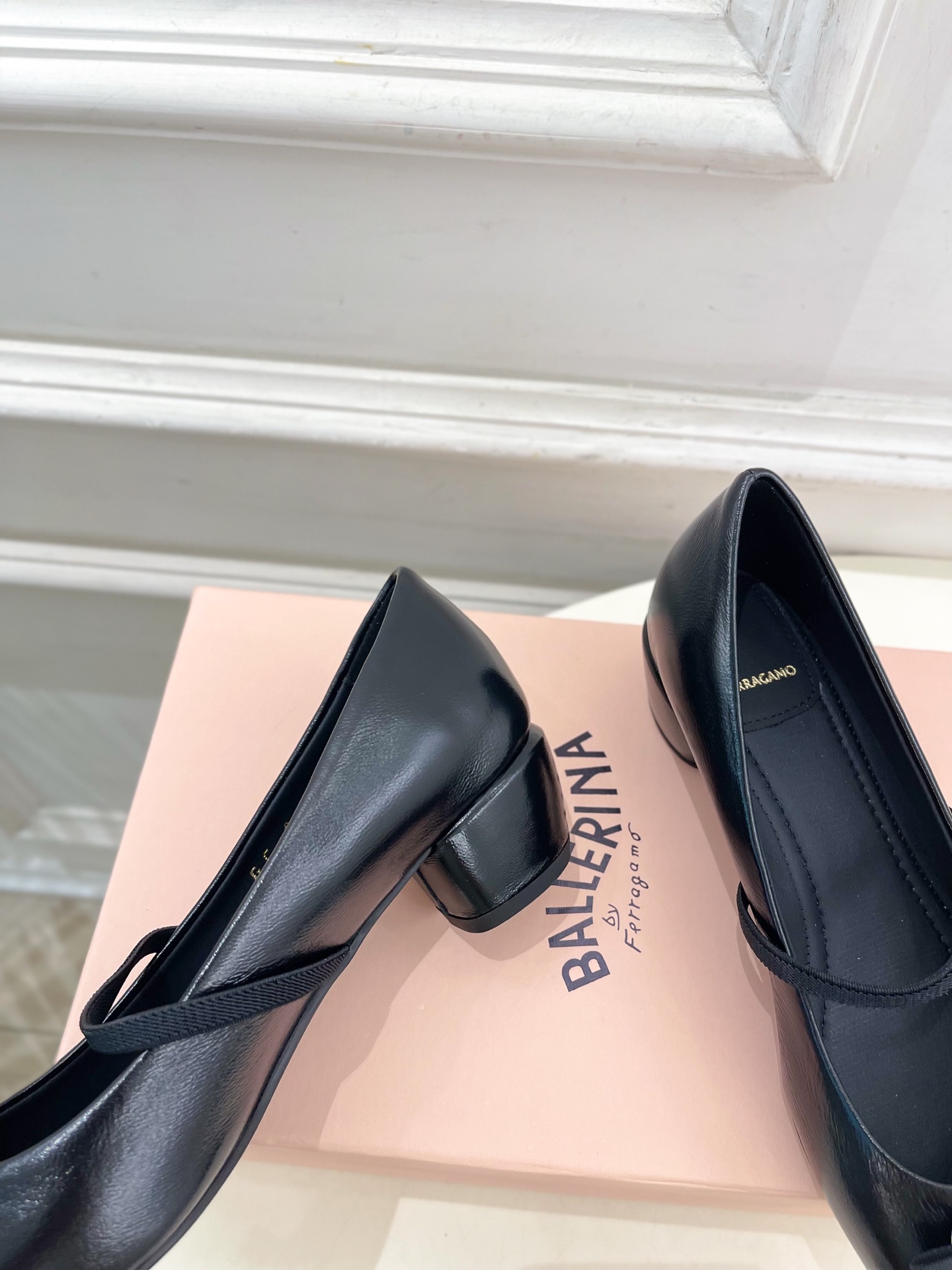 Ferragamo｜菲拉格慕25𝐬𝐬

2025春夏新品  经典方头蝴蝶结粗跟芭蕾舞鞋 火爆上新！  
