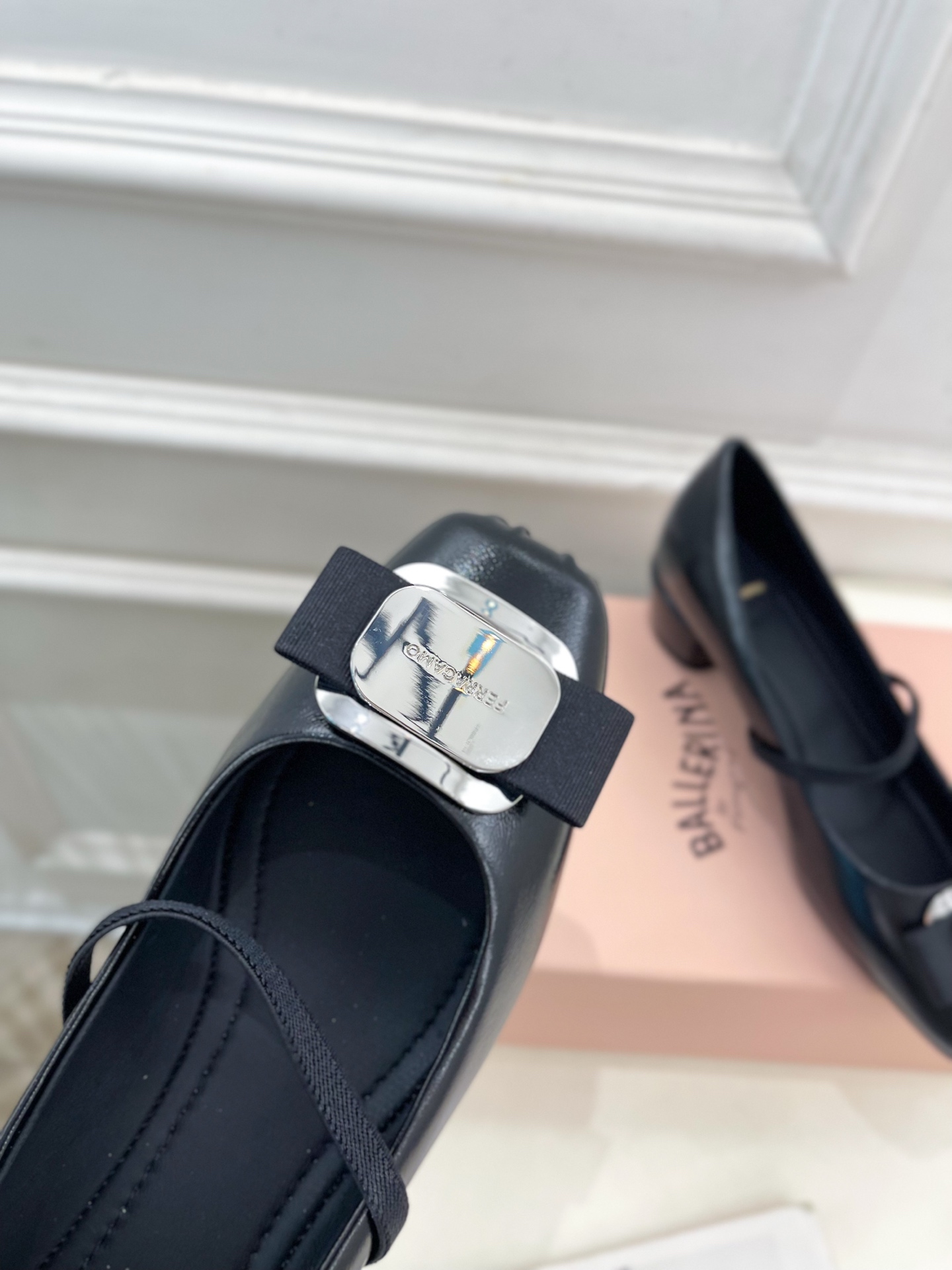 Ferragamo｜菲拉格慕25𝐬𝐬

2025春夏新品  经典方头蝴蝶结粗跟芭蕾舞鞋 火爆上新！  
