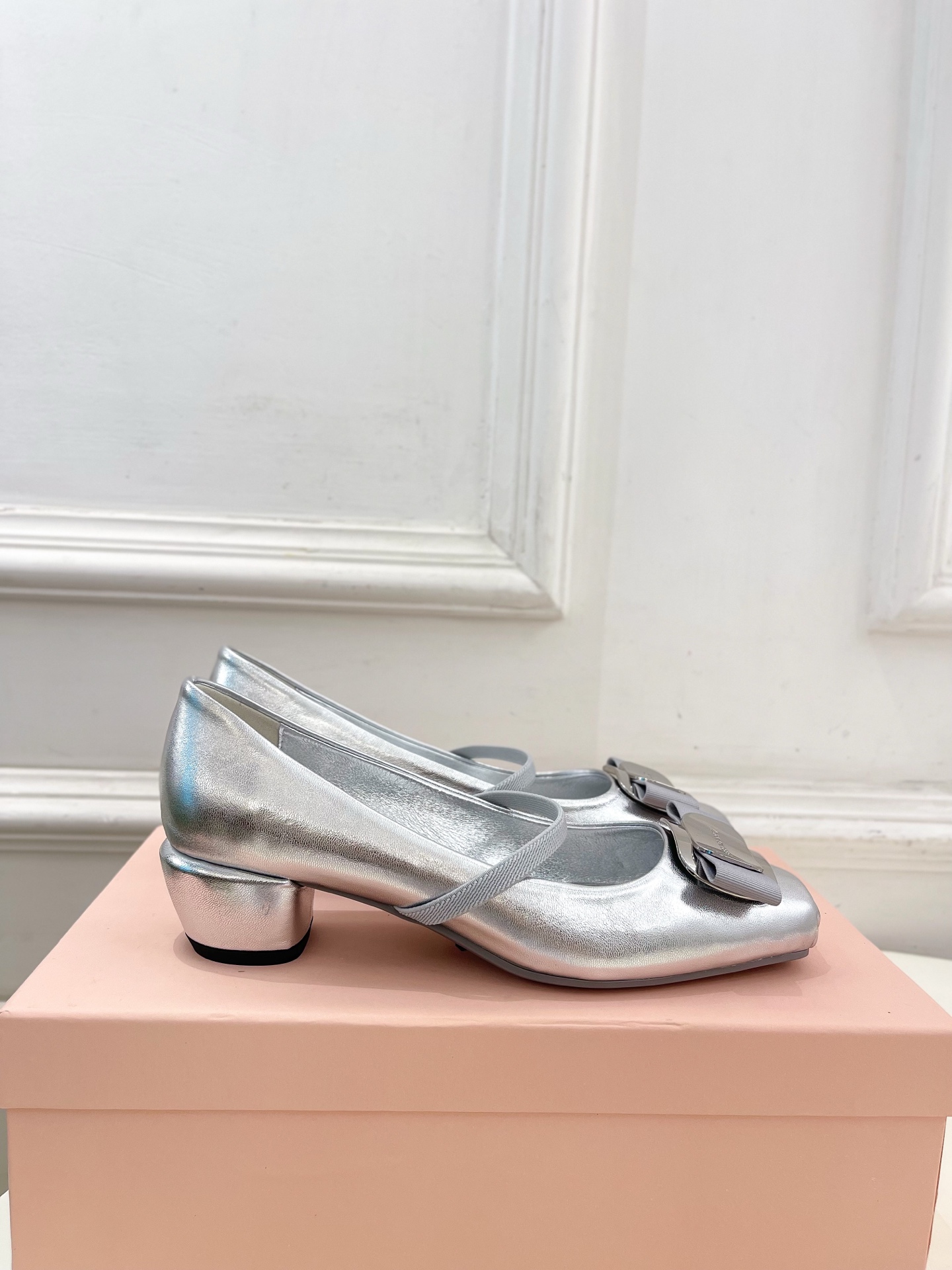 Ferragamo｜菲拉格慕25𝐬𝐬

2025春夏新品  经典方头蝴蝶结粗跟芭蕾舞鞋 火爆上新！  
