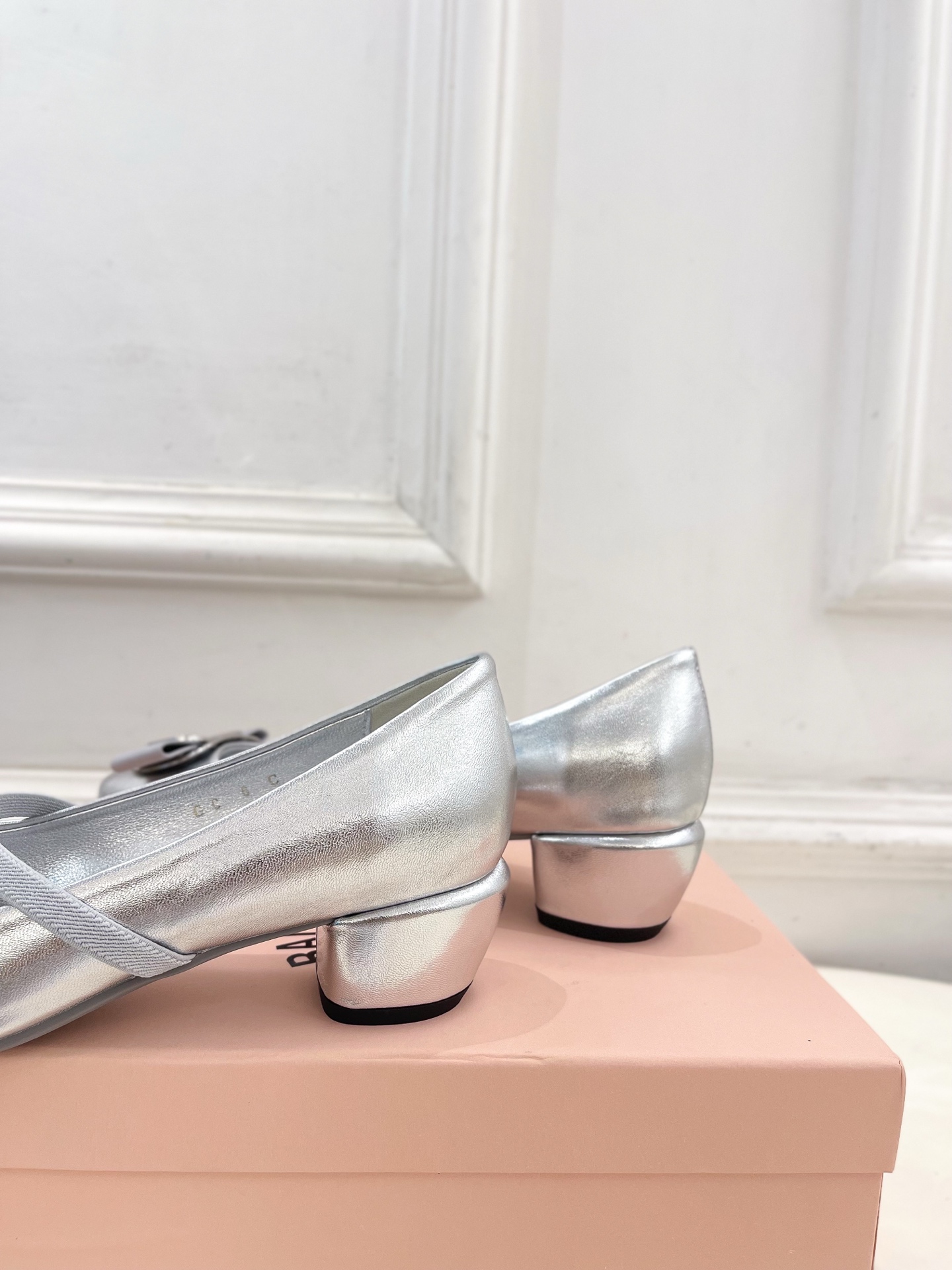 Ferragamo｜菲拉格慕25𝐬𝐬

2025春夏新品  经典方头蝴蝶结粗跟芭蕾舞鞋 火爆上新！  

