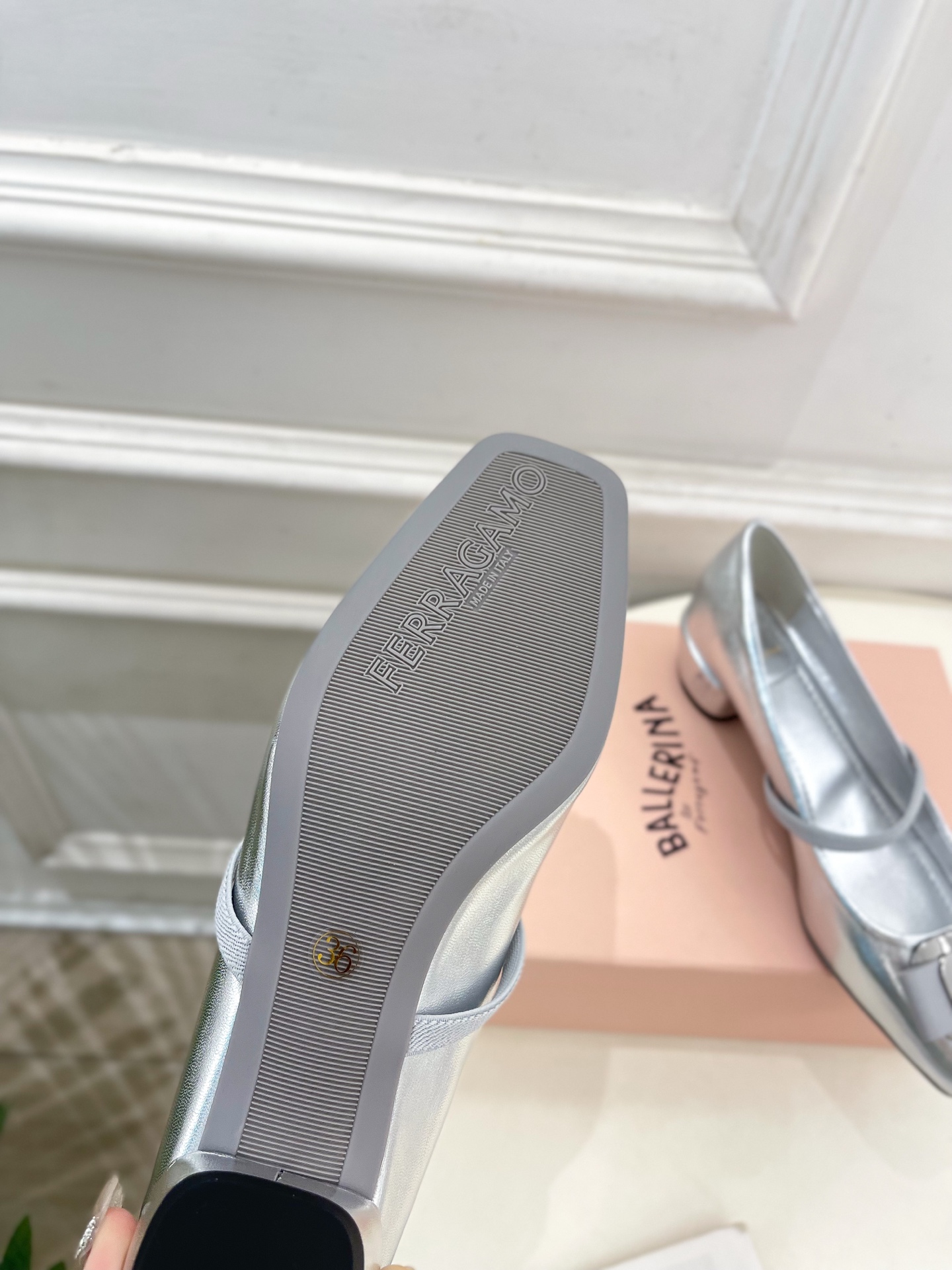 Ferragamo｜菲拉格慕25𝐬𝐬

2025春夏新品  经典方头蝴蝶结粗跟芭蕾舞鞋 火爆上新！  
