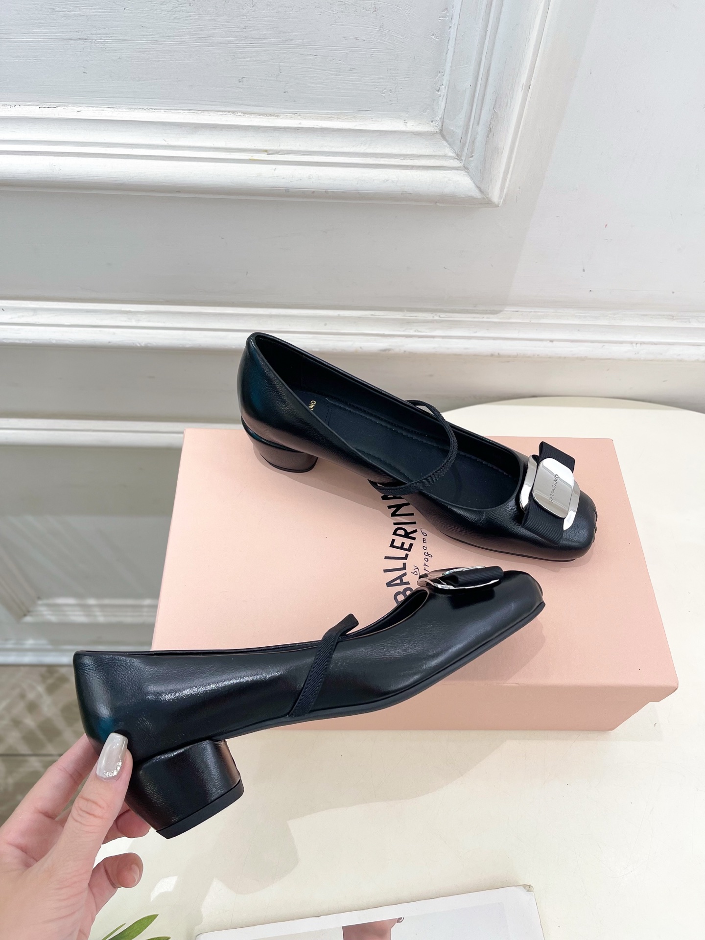 Ferragamo｜菲拉格慕25𝐬𝐬

2025春夏新品  经典方头蝴蝶结粗跟芭蕾舞鞋 火爆上新！  
