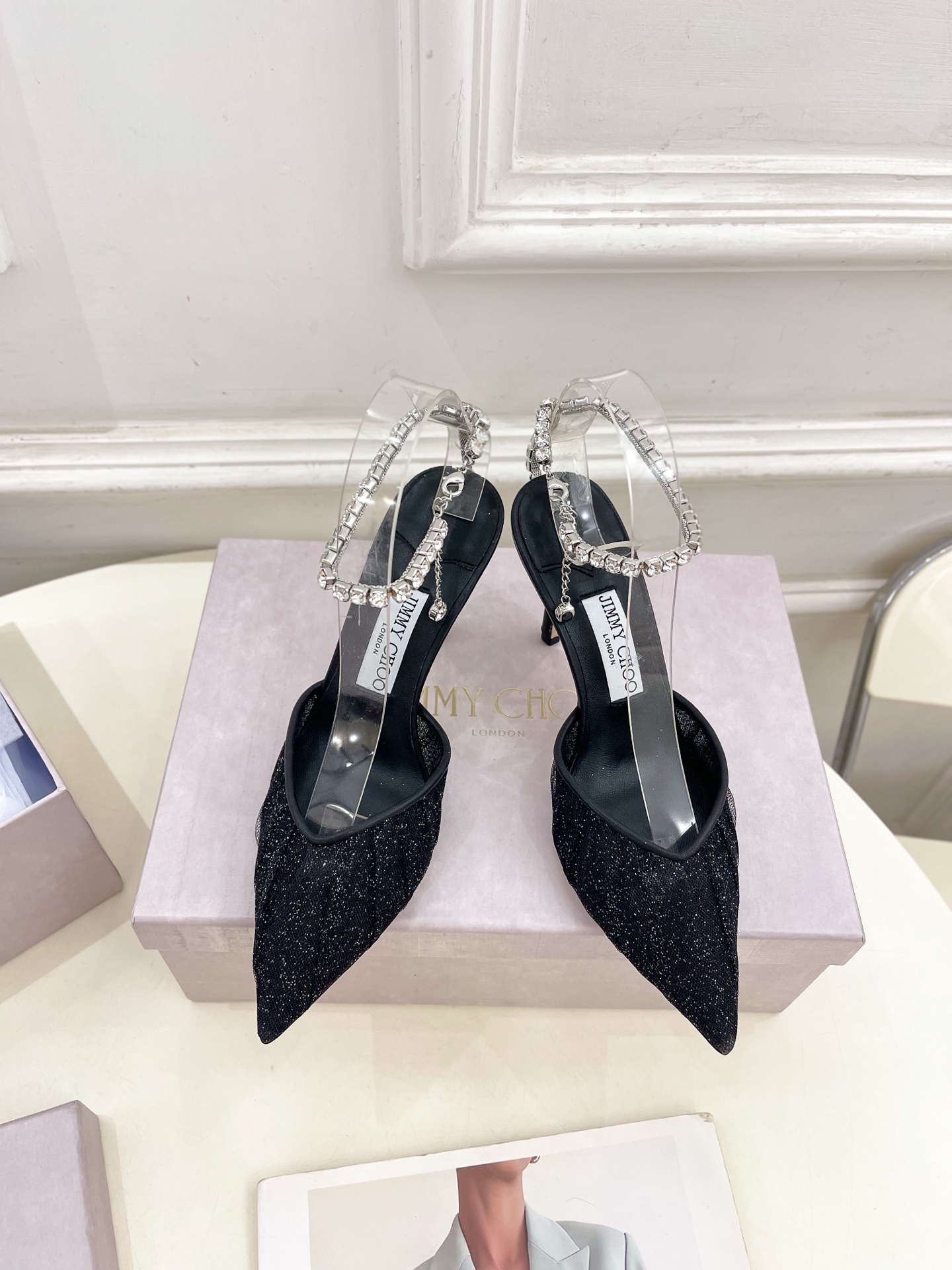 JimmyChoo✨吉米周 25ss ———
    
2025春夏新品 专柜最新JC网面水钻链条尖头高