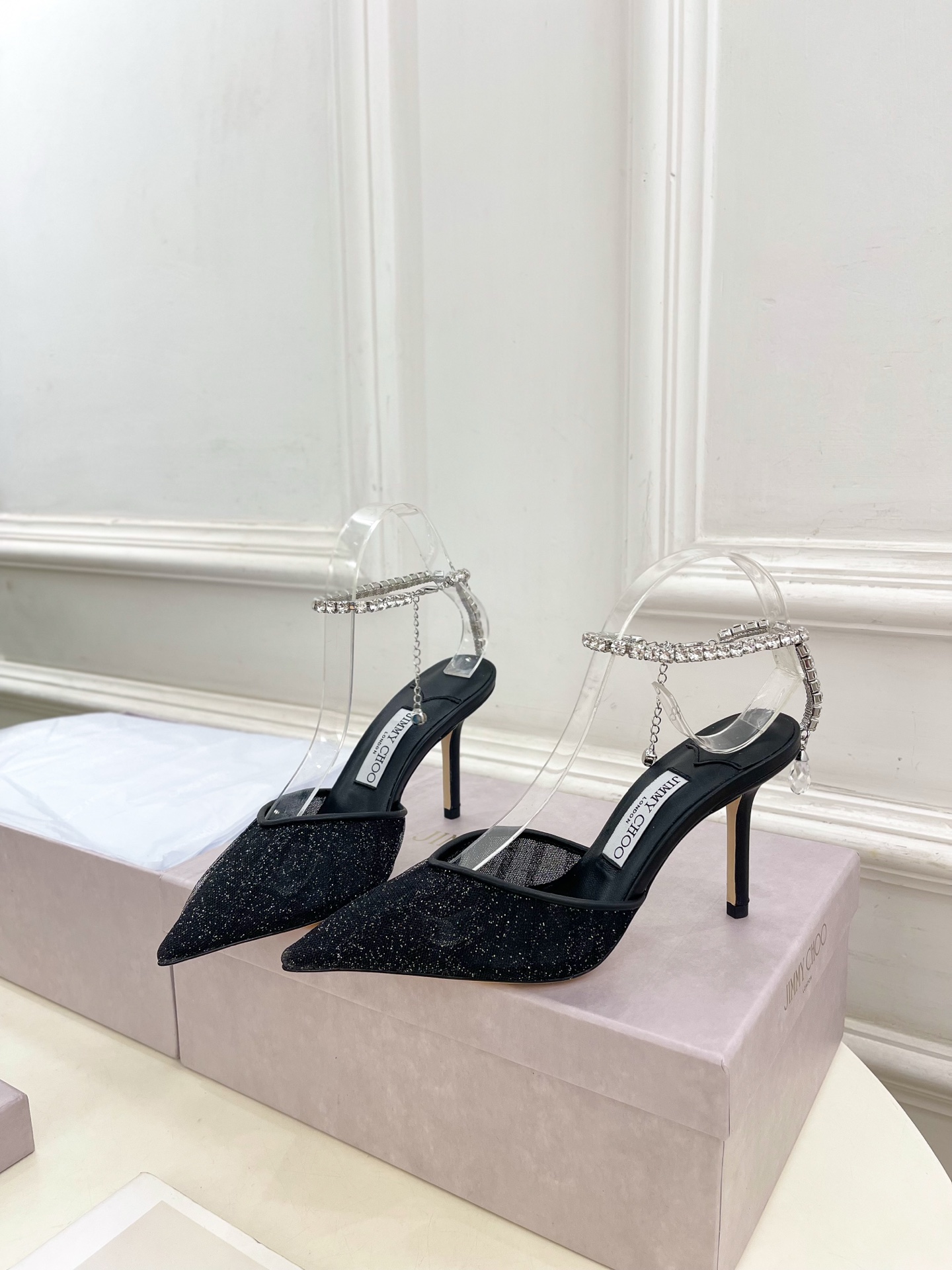 JimmyChoo✨吉米周 25ss ———
    
2025春夏新品 专柜最新JC网面水钻链条尖头高