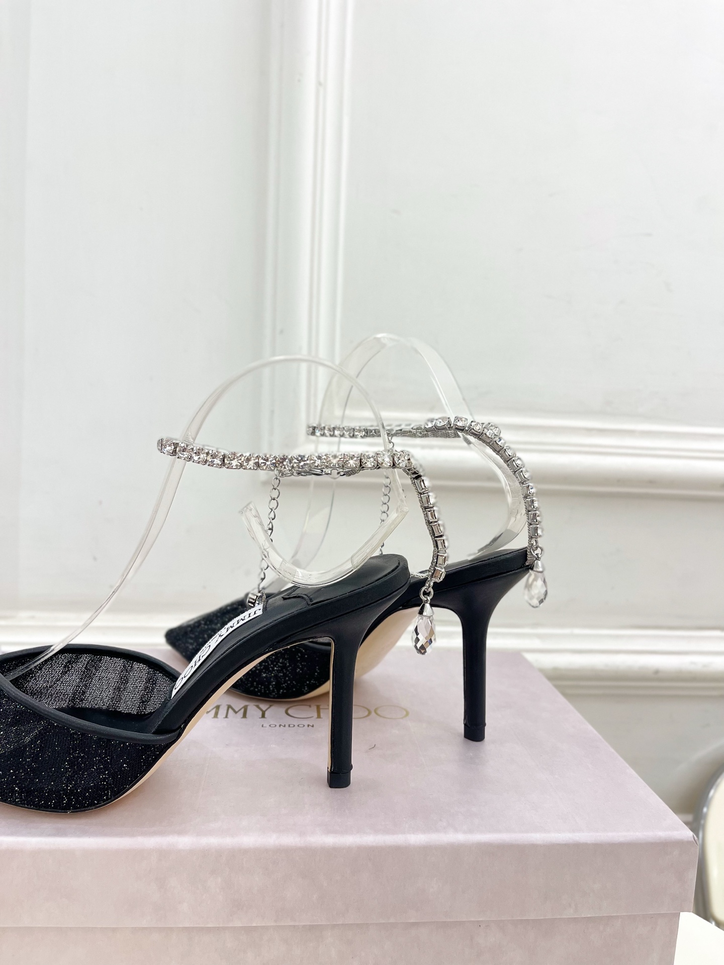 JimmyChoo✨吉米周 25ss ———
    
2025春夏新品 专柜最新JC网面水钻链条尖头高