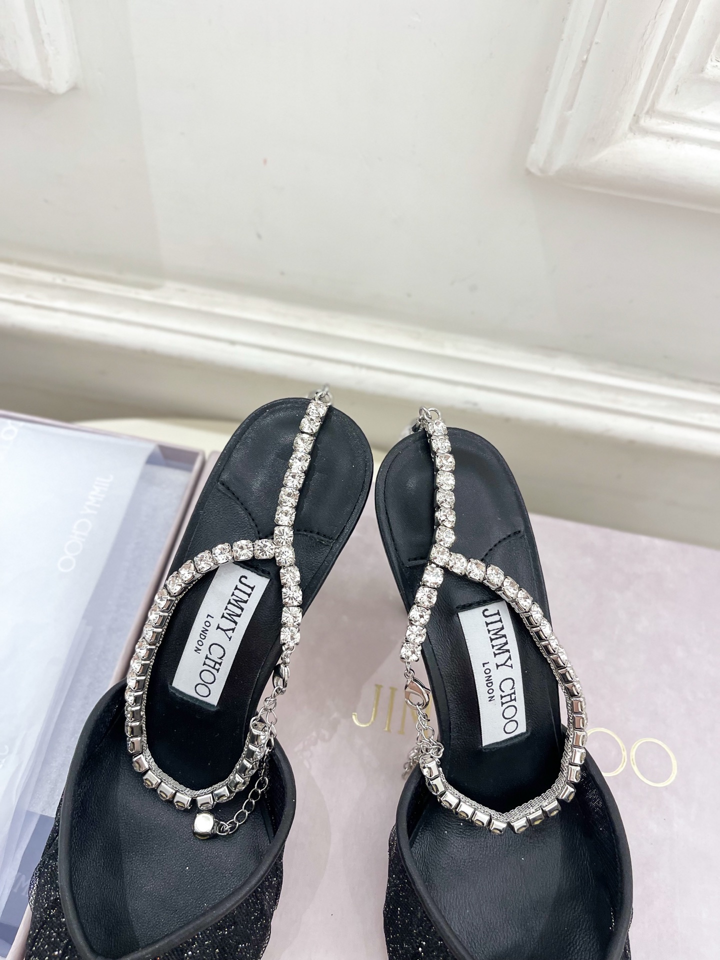 JimmyChoo✨吉米周 25ss ———
    
2025春夏新品 专柜最新JC网面水钻链条尖头高